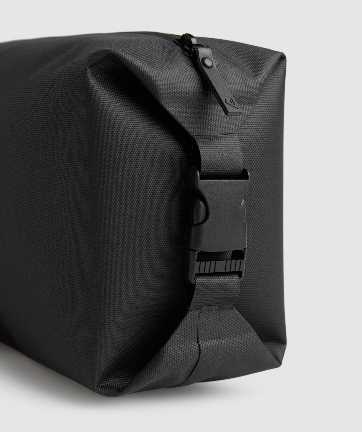 gymshark-x-series-wash-bag-black-ss22