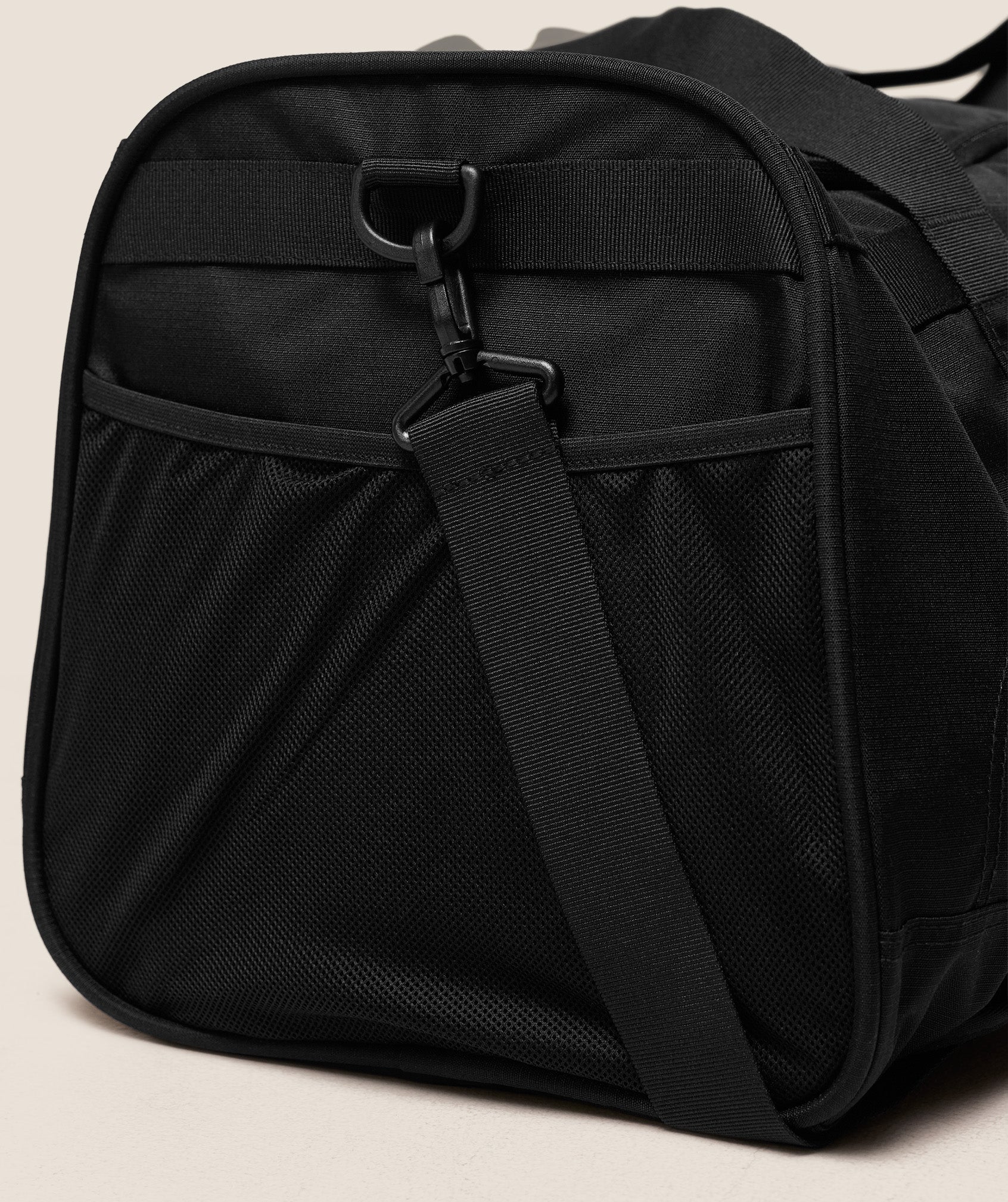 gymshark-active-holdall-l-bags-black-aw25