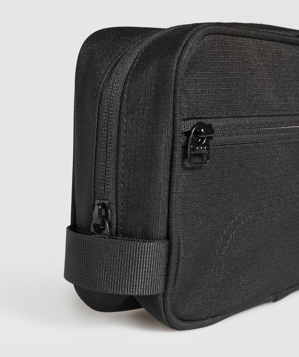 gymshark-active-washbag-black-ss25