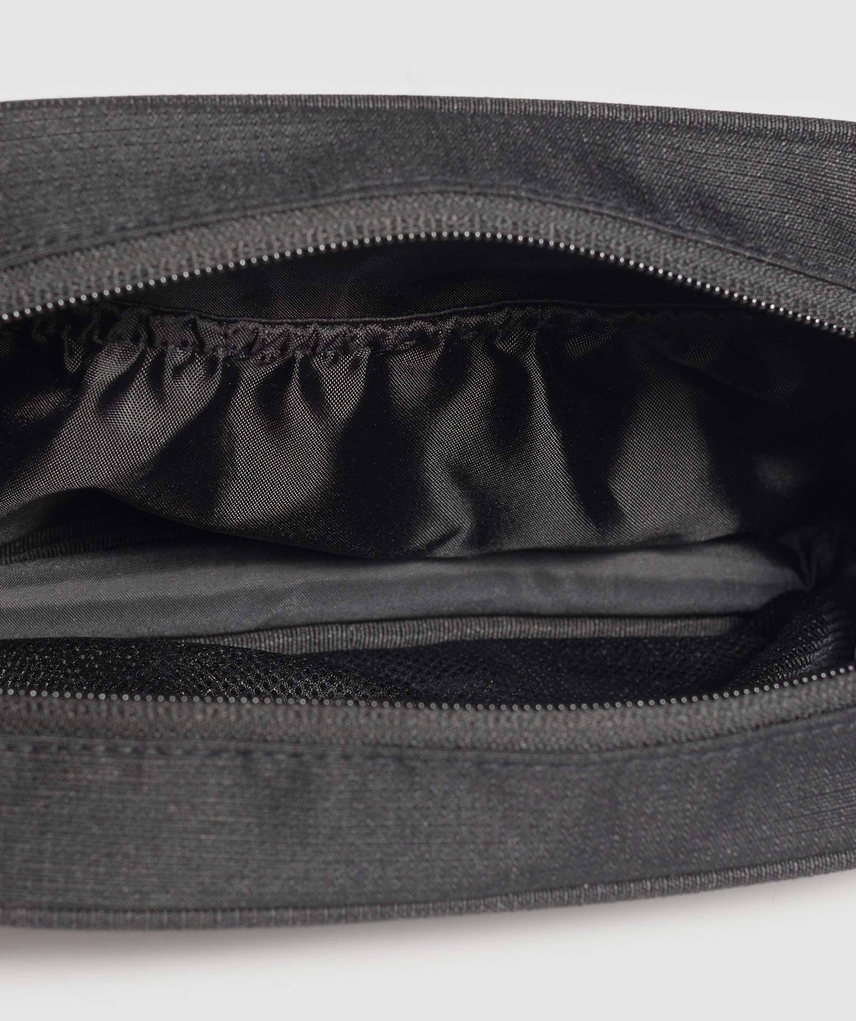 gymshark-active-washbag-black-ss25