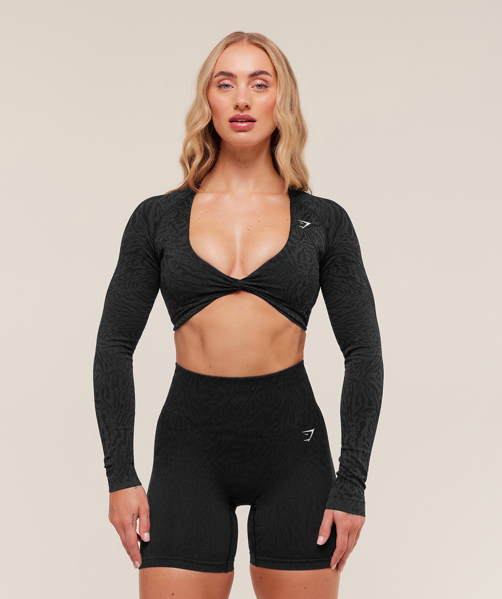 gymshark-adapt-animal-long-sleeve-crop-top-crop-tops-black-aw25