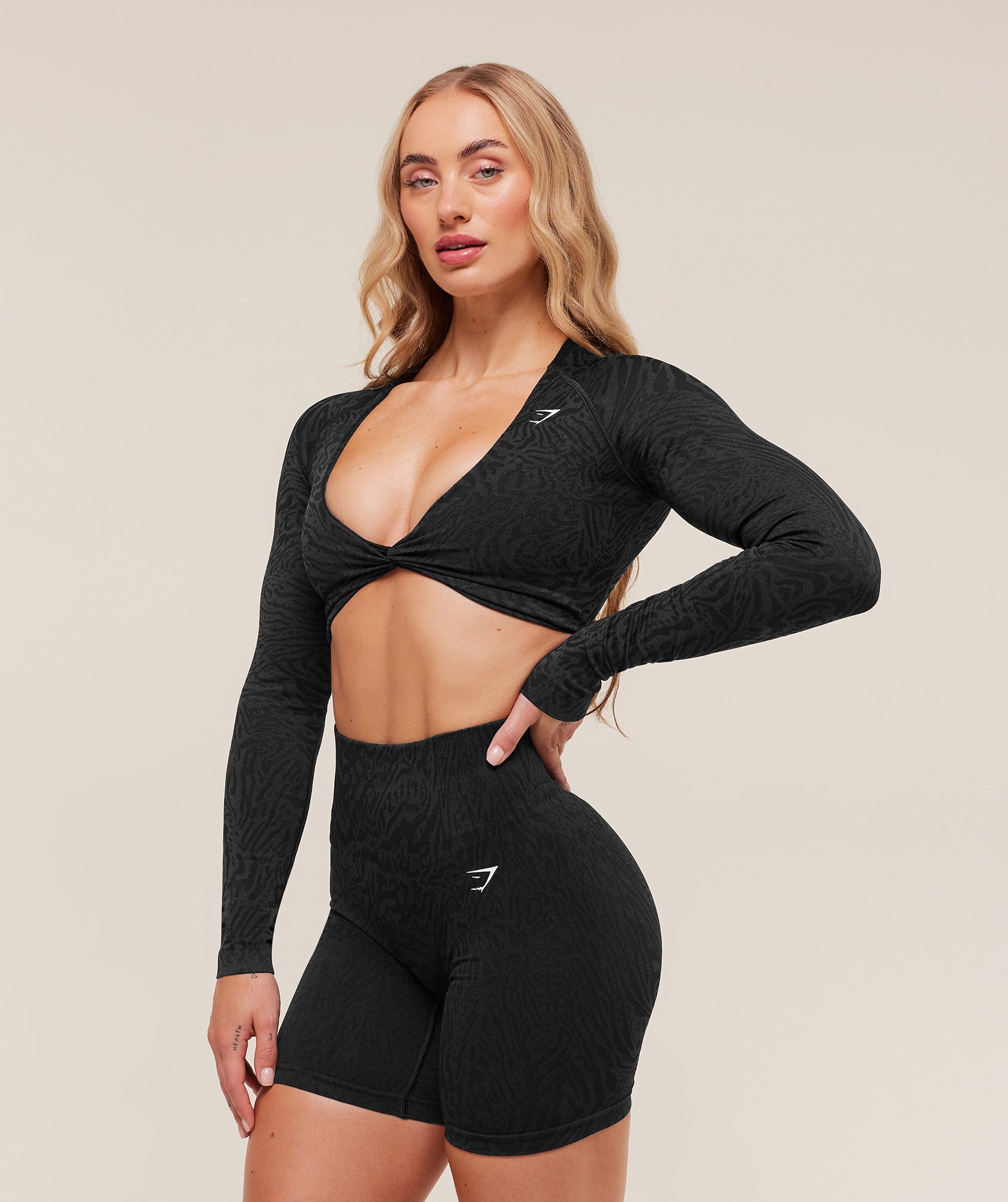 gymshark-adapt-animal-long-sleeve-crop-top-crop-tops-black-aw25