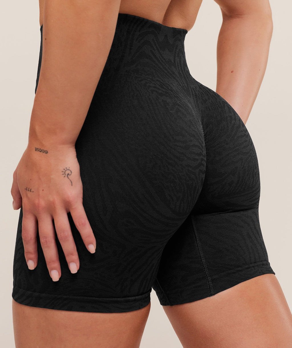 gymshark-adapt-animal-seamless-shorts-shorts-black-aw25
