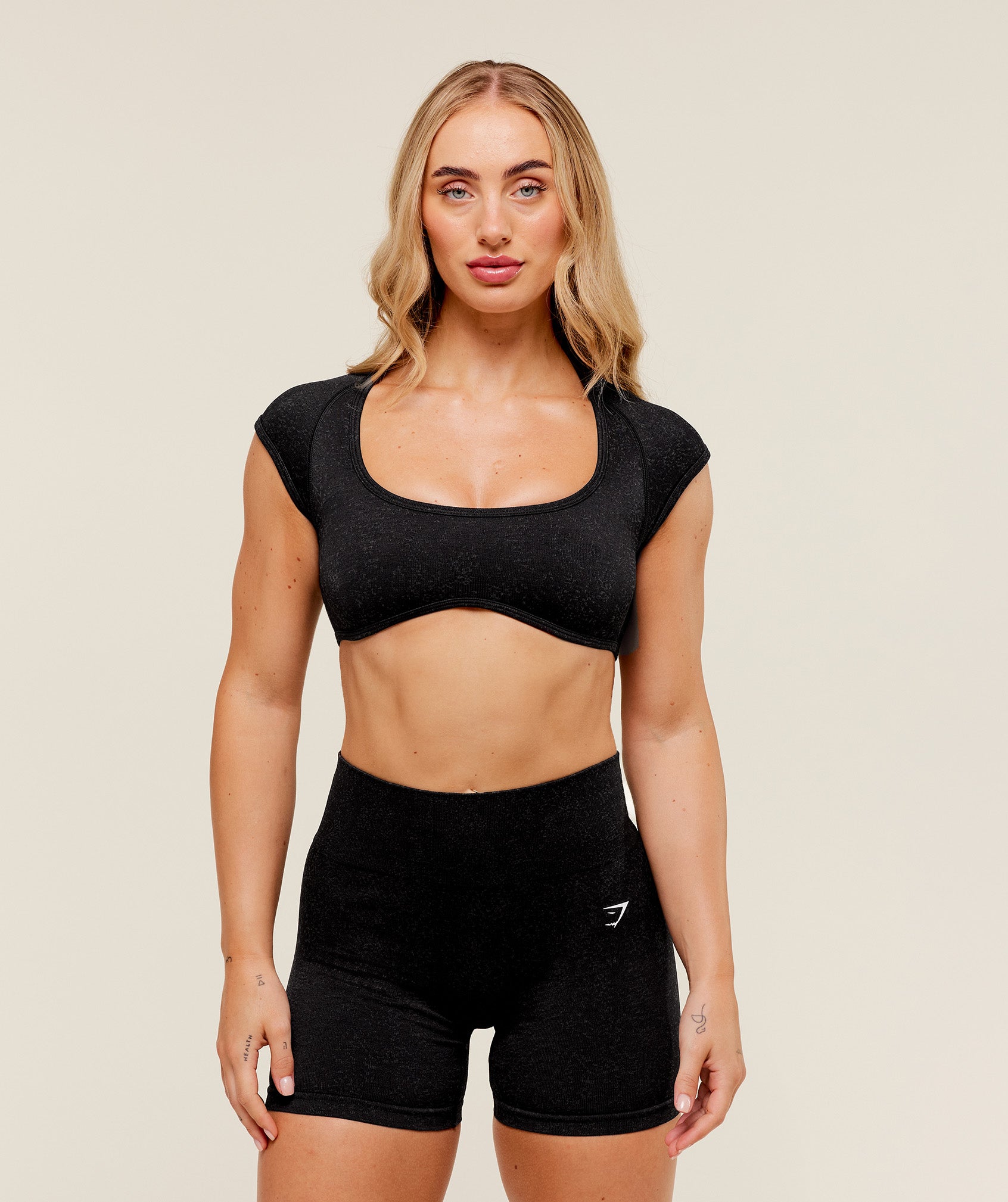 gymshark-adapt-fleck-short-sleeve-crop-top-crop-tops-black-aw25