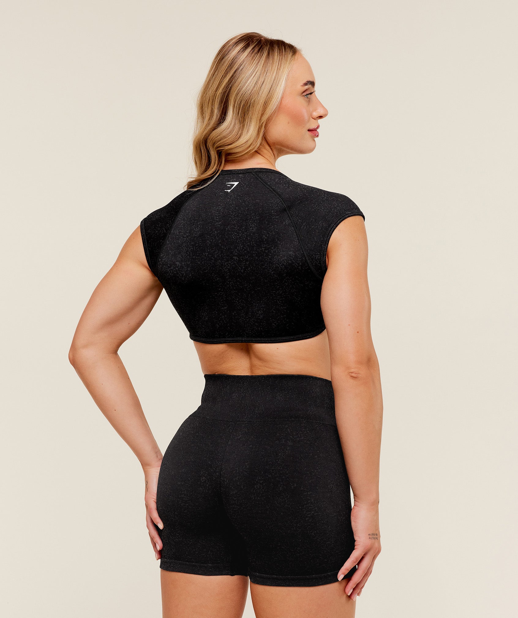 gymshark-adapt-fleck-short-sleeve-crop-top-crop-tops-black-aw25