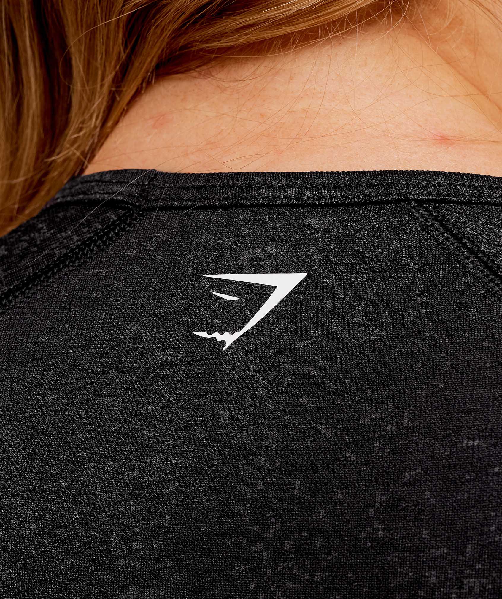gymshark-adapt-fleck-short-sleeve-crop-top-crop-tops-black-aw25