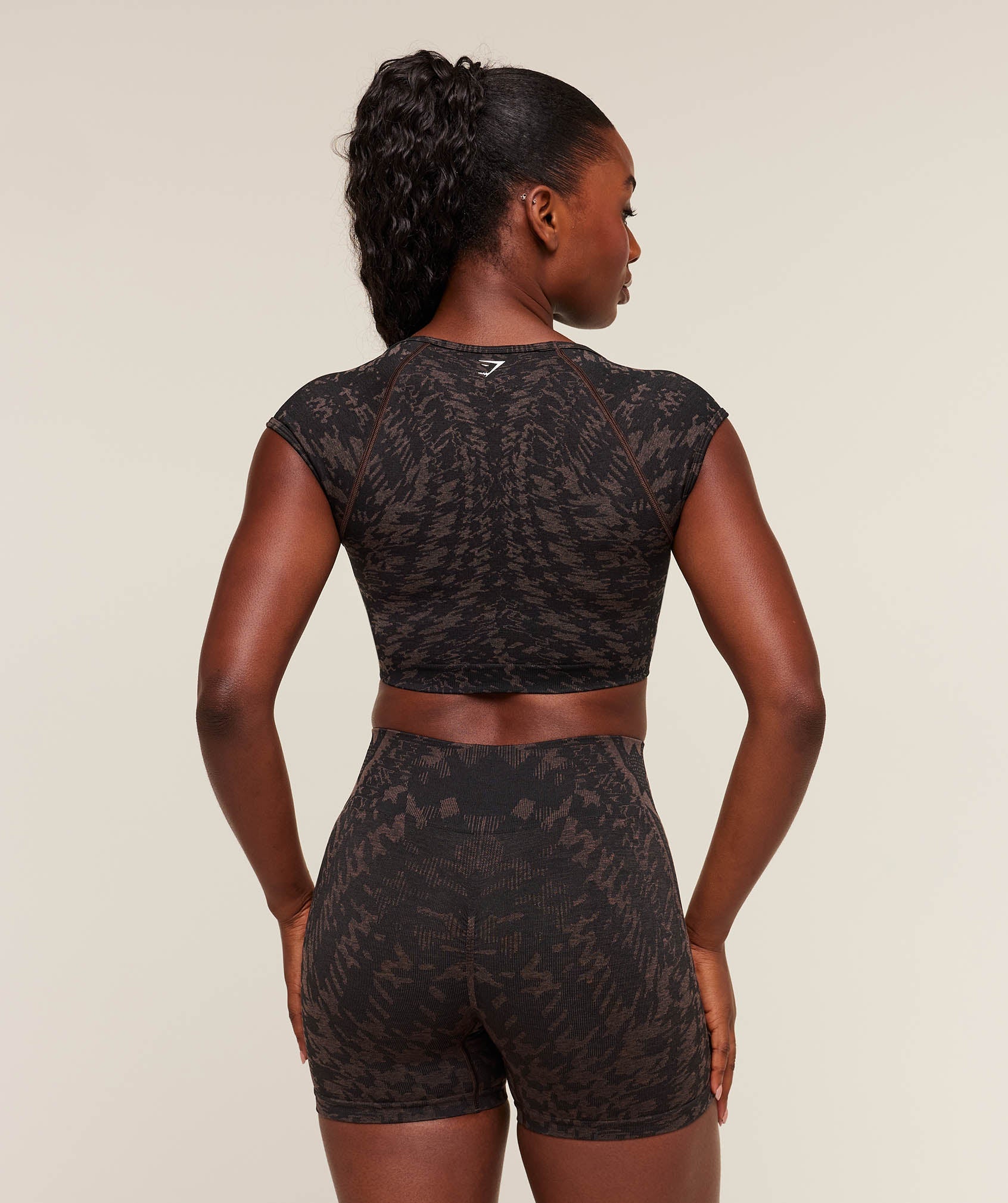 gymshark-adapt-houndstooth-midi-top-crop-tops-pink-aw25-1