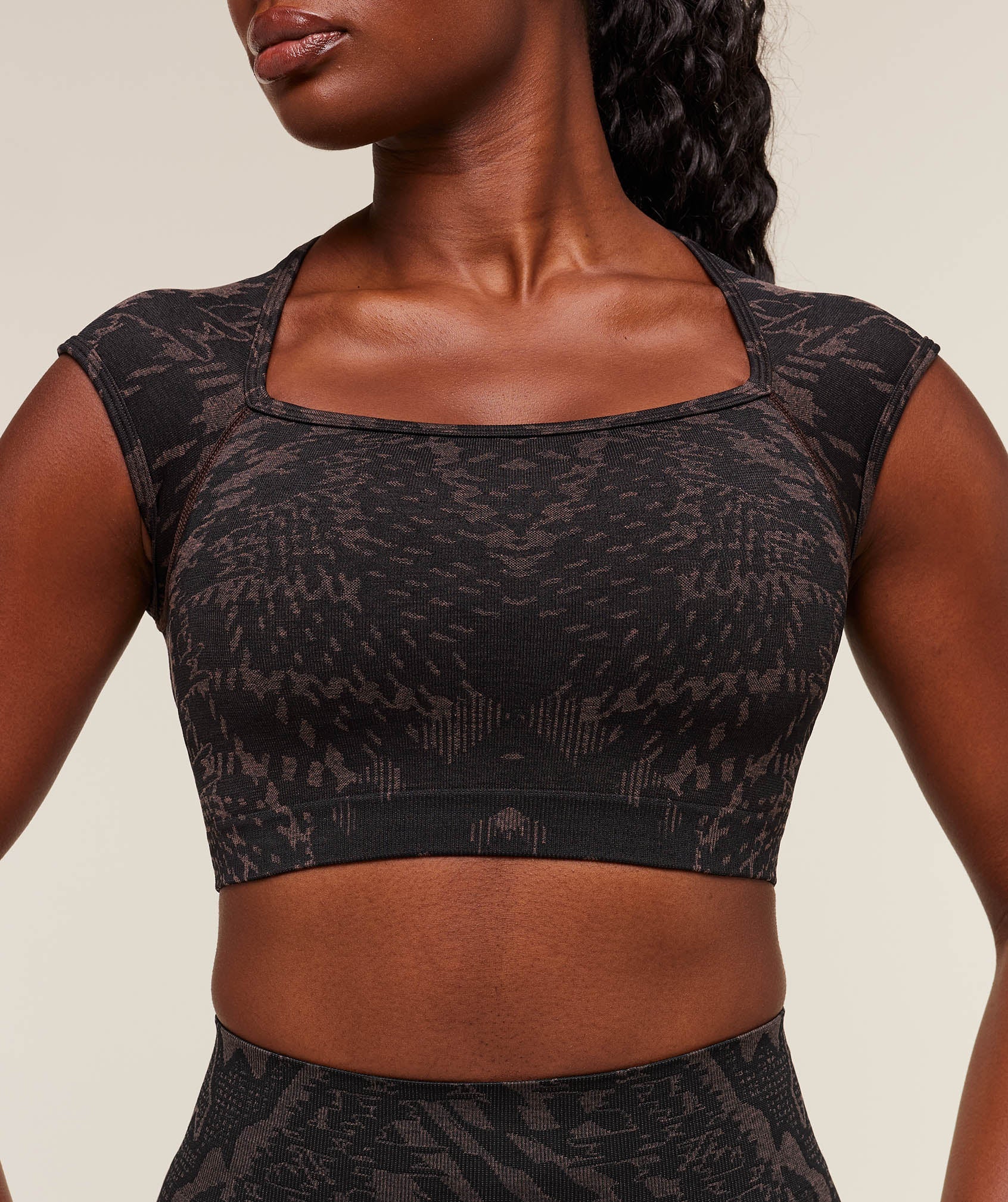 gymshark-adapt-houndstooth-midi-top-crop-tops-pink-aw25-1