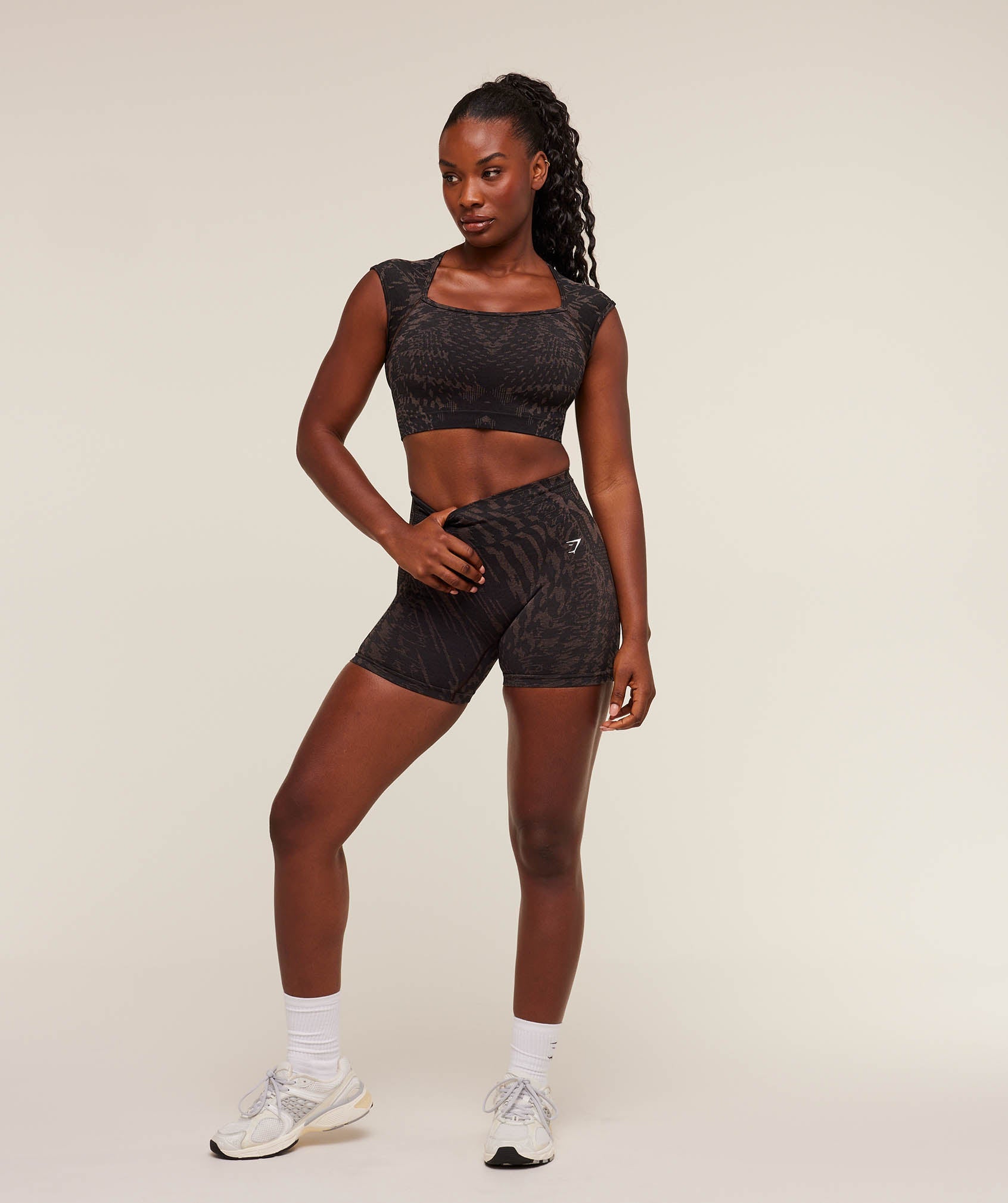 gymshark-adapt-houndstooth-midi-top-crop-tops-pink-aw25-1
