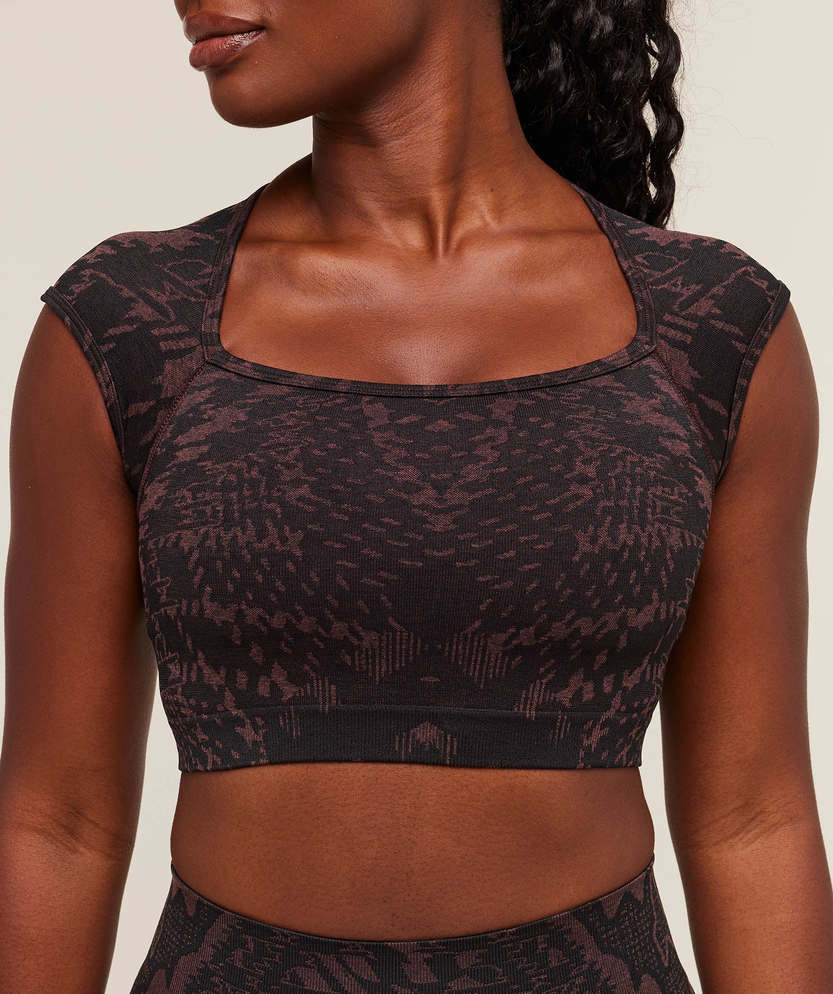 gymshark-adapt-houndstooth-midi-top-crop-tops-pink-aw25