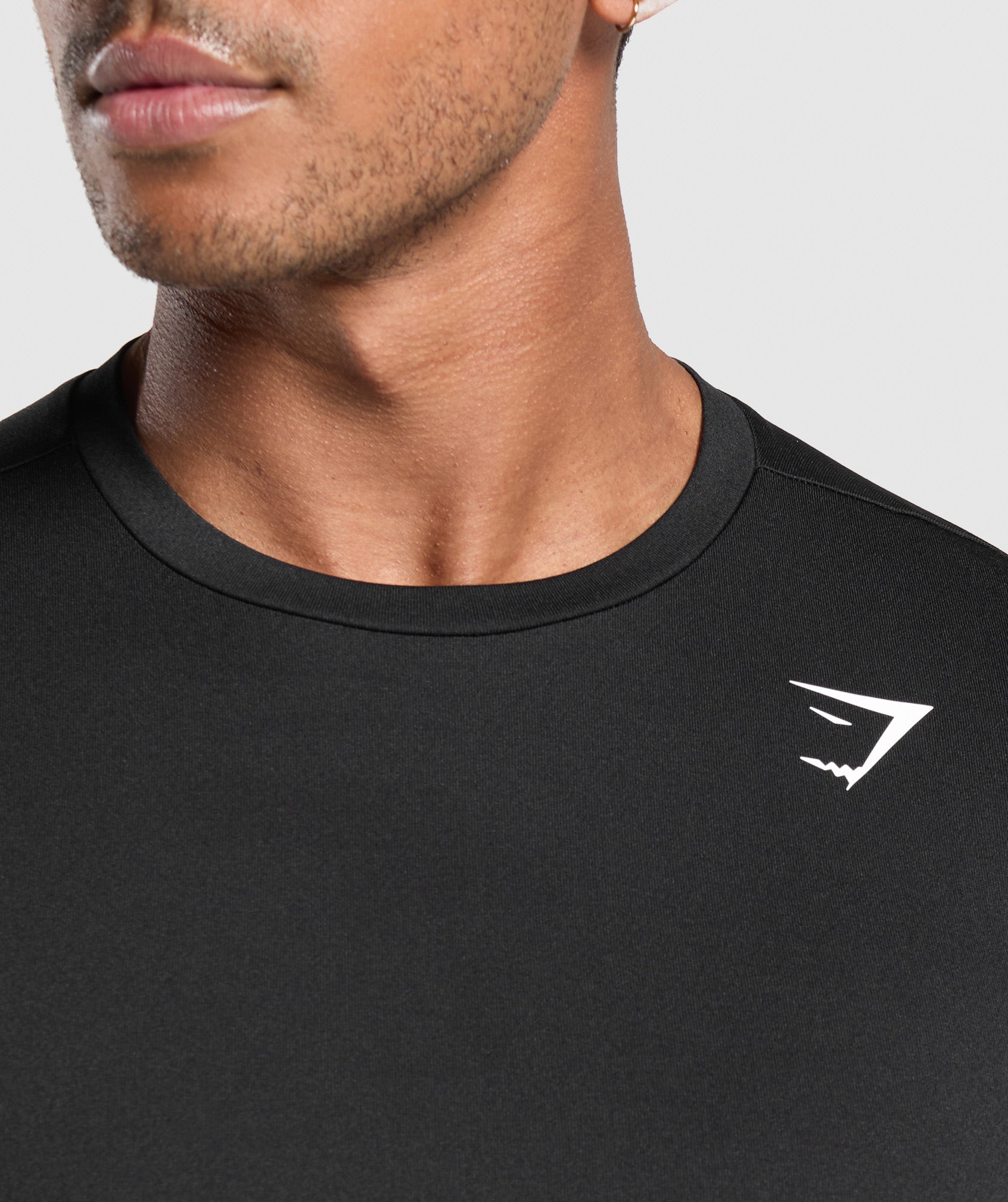 gymshark-arrival-long-sleeve-t-shirt-black-ss22