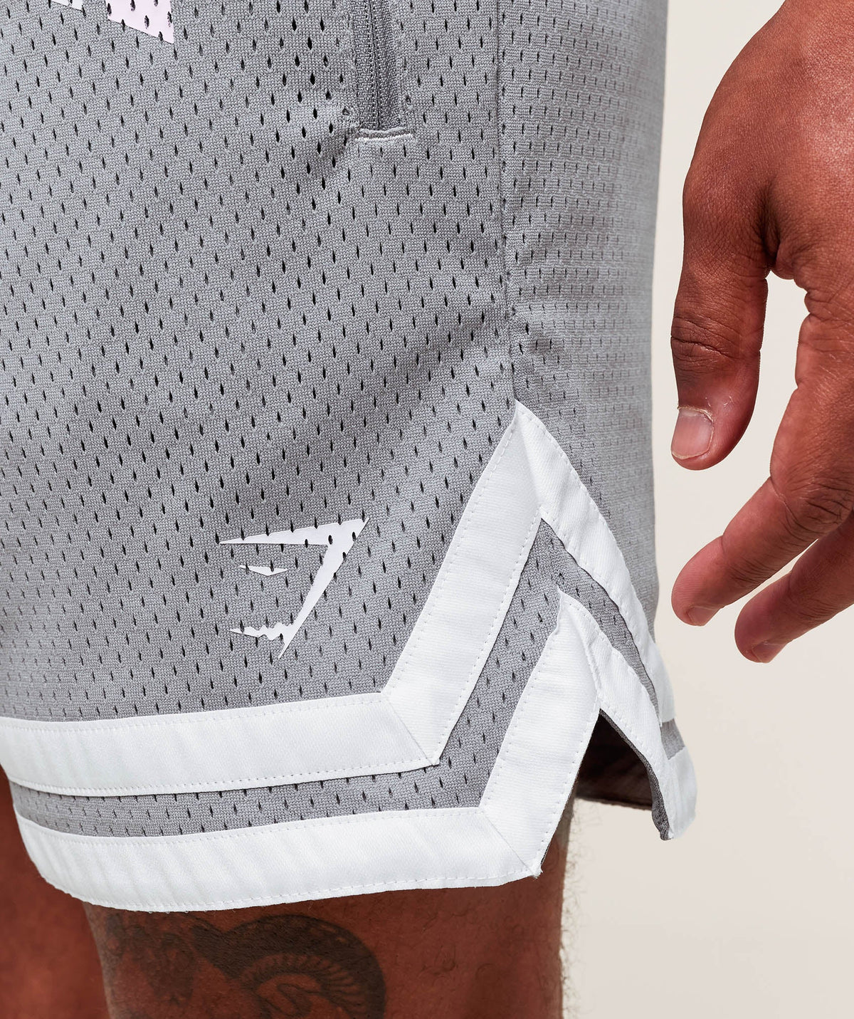 gymshark-varsity-mesh-shorts-shorts-grey-ss25