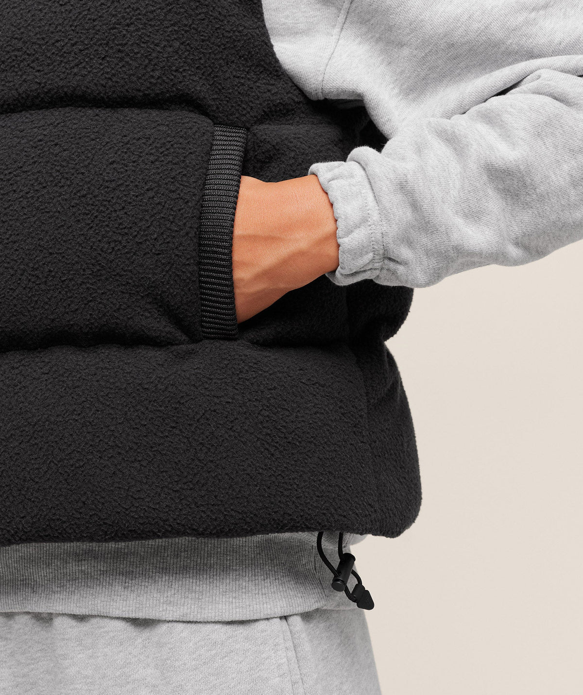 gymshark-borg-puffer-vest-jackets-outerwear-black-aw25