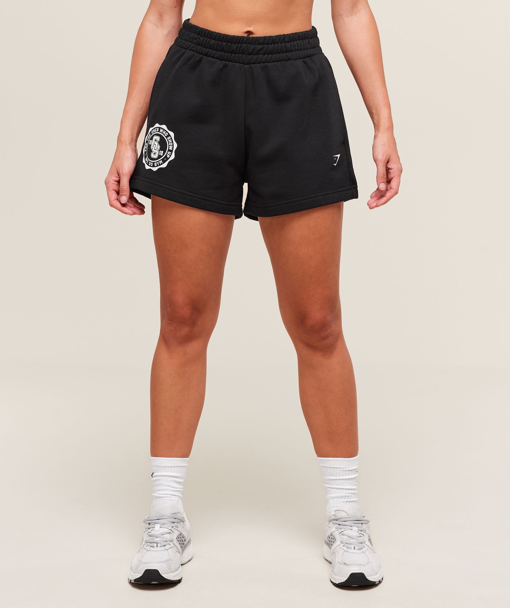 gymshark-collegiate-graphic-fleece-shorts-shorts-black-ss25