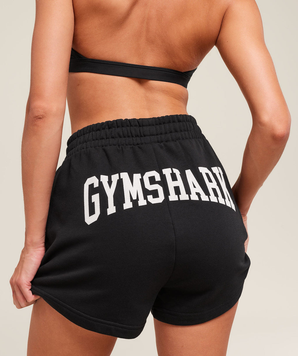 gymshark-collegiate-graphic-fleece-shorts-shorts-black-ss25