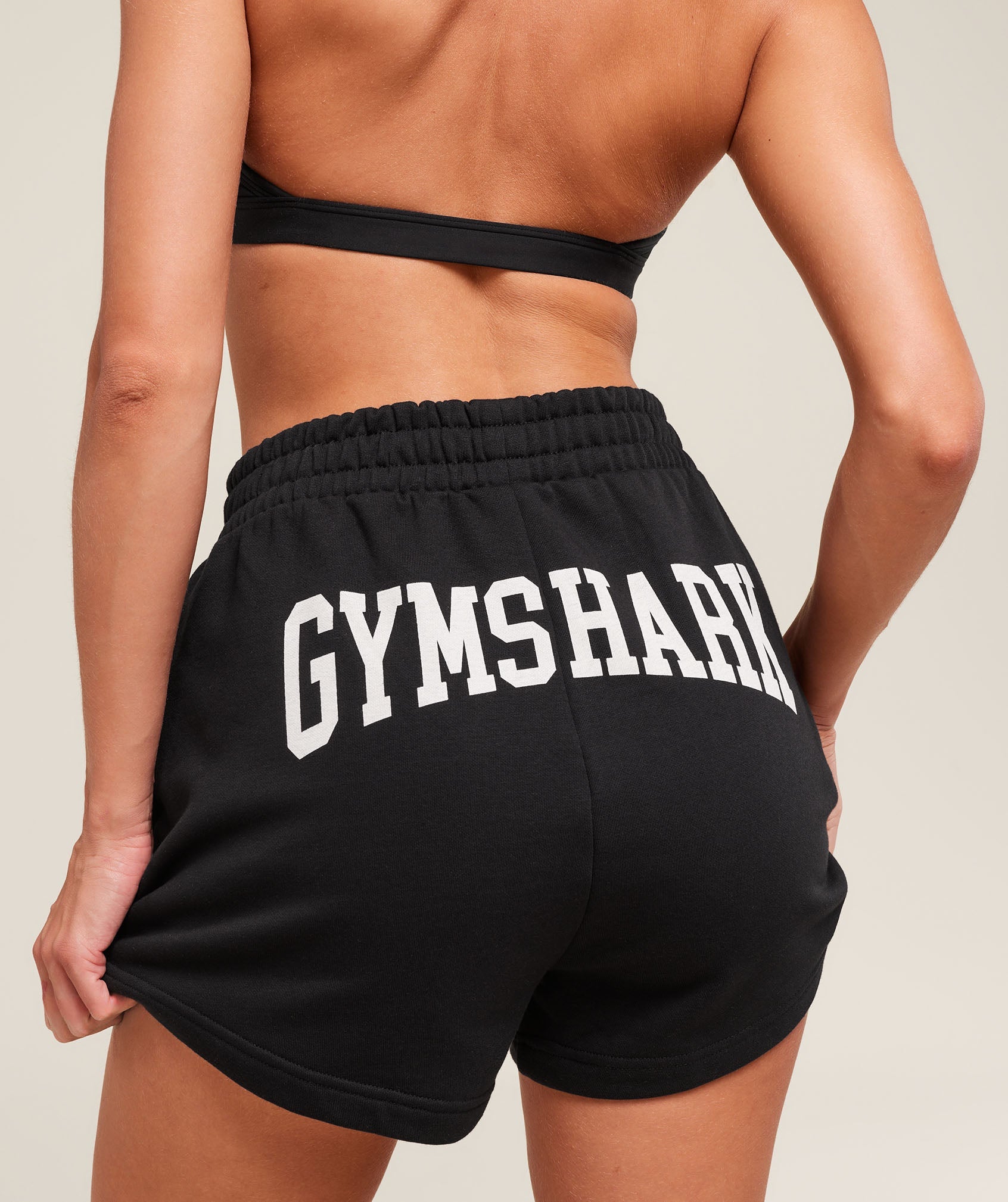 gymshark-collegiate-graphic-fleece-shorts-shorts-black-ss25