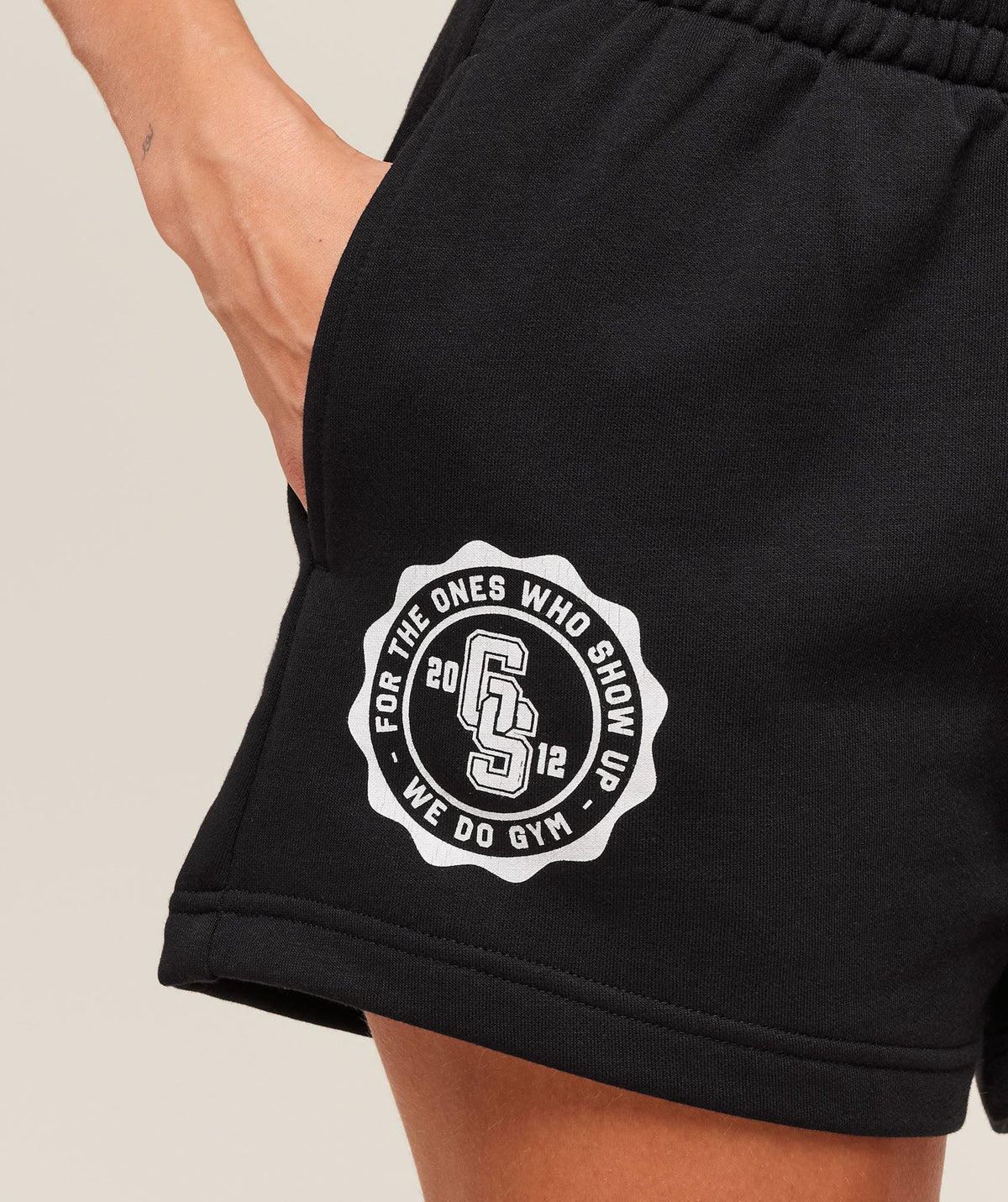 gymshark-collegiate-graphic-fleece-shorts-shorts-black-ss25