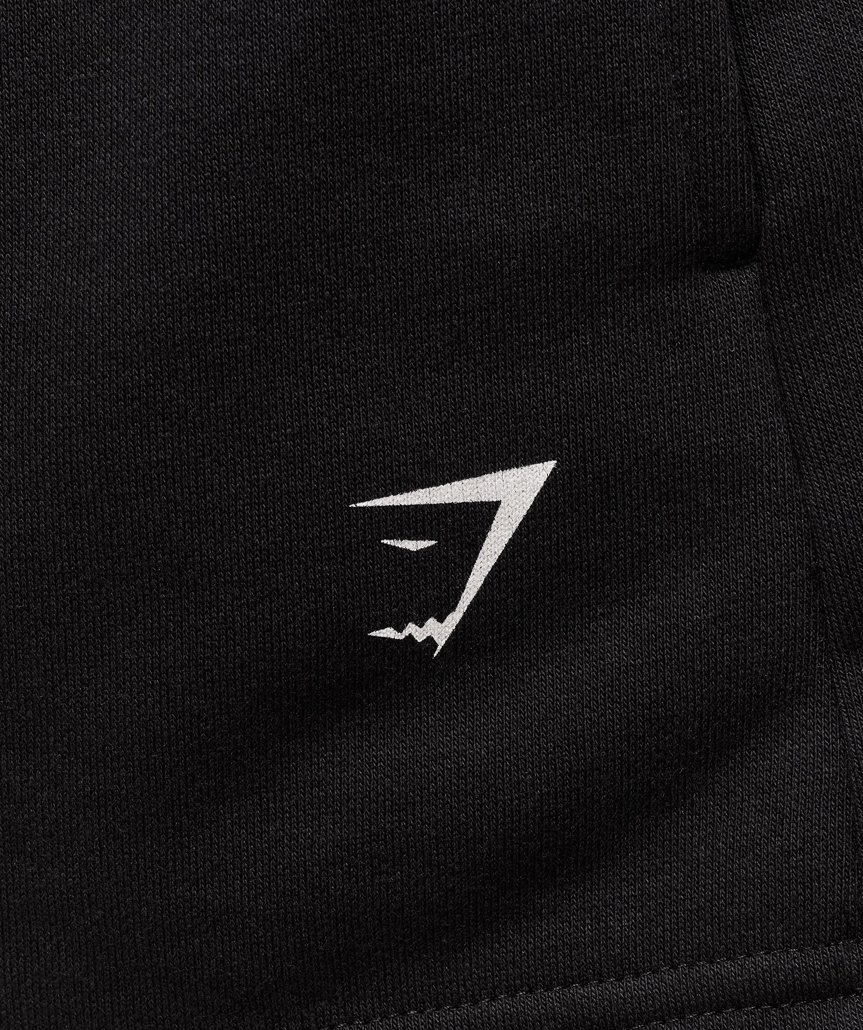 gymshark-collegiate-graphic-fleece-shorts-shorts-black-ss25