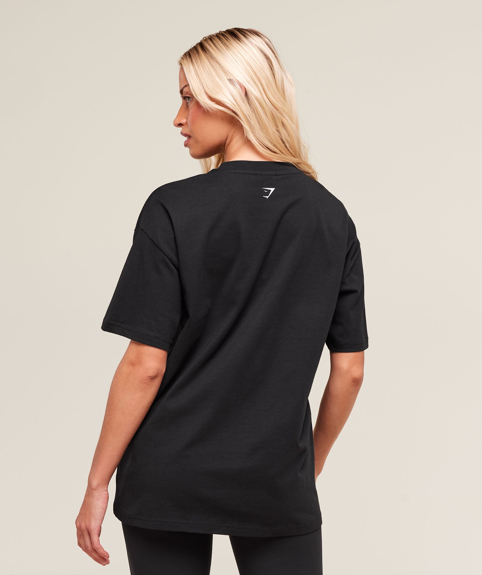 gymshark-collegiate-graphic-t-shirt-ss-tops-black-ss25