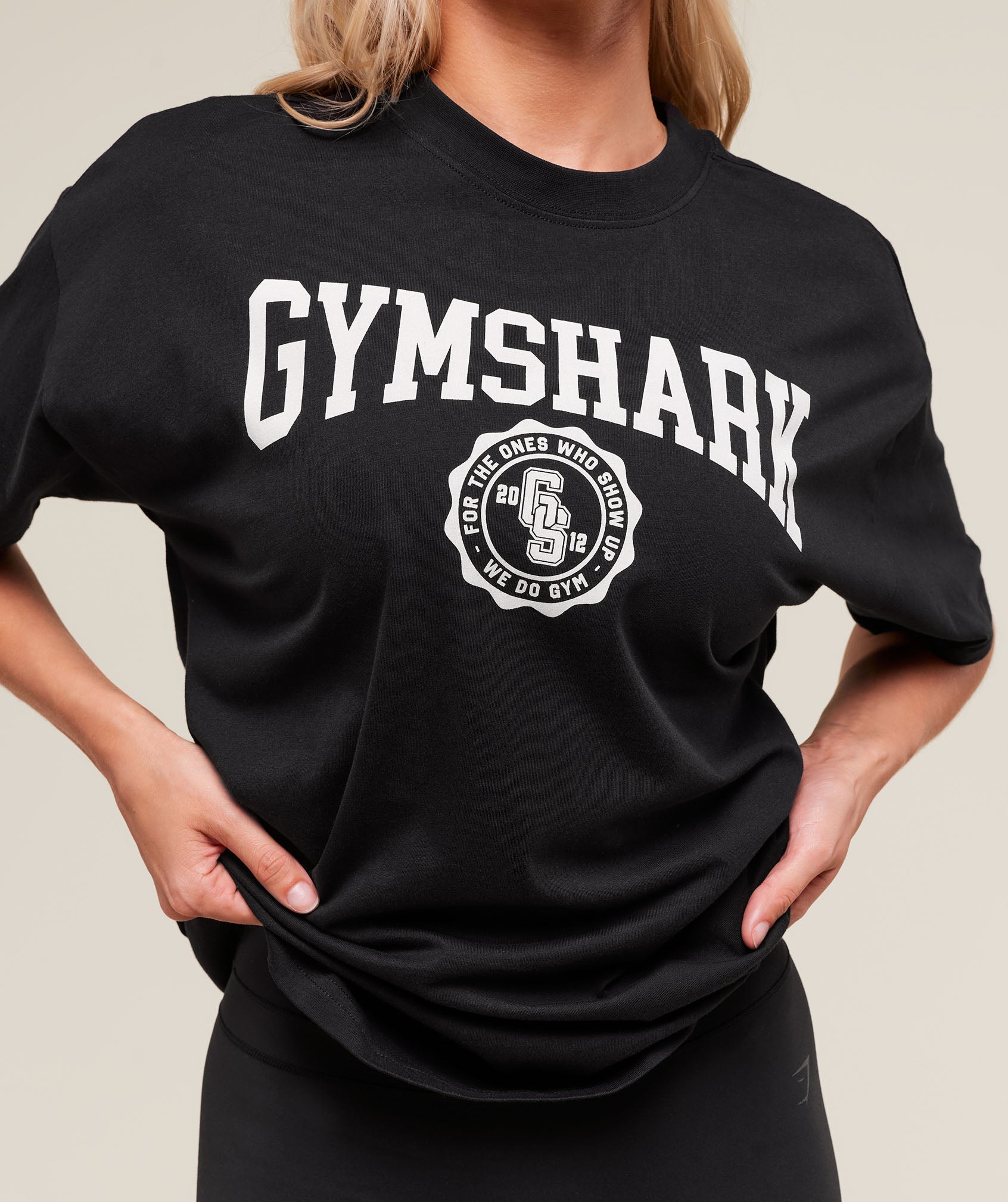 gymshark-collegiate-graphic-t-shirt-ss-tops-black-ss25