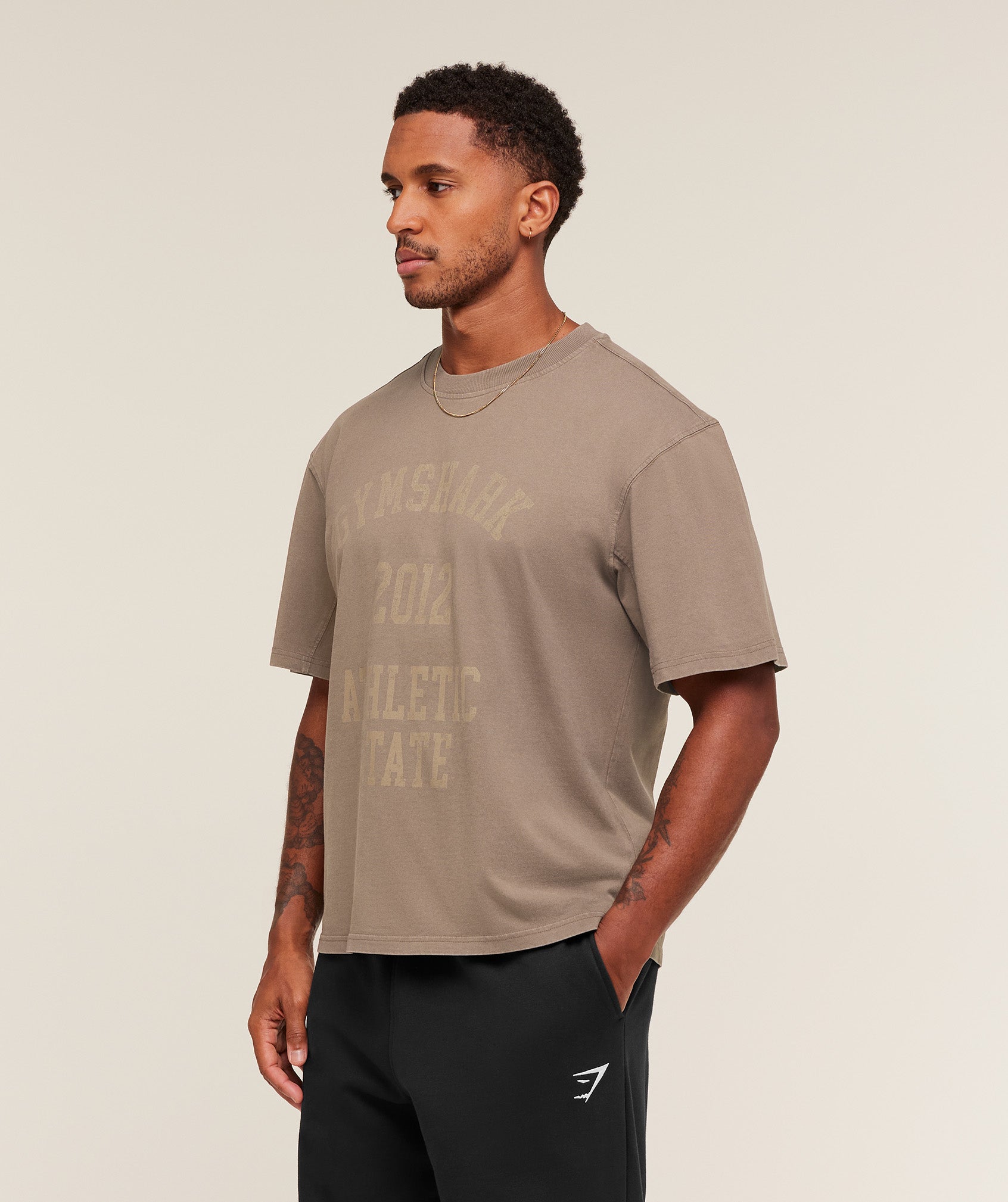 gymshark-collegiate-washed-t-shirt-ss-tops-brown-aw25