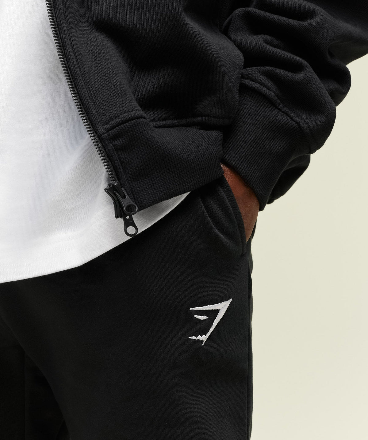 gymshark-crest-joggers-black-ss22