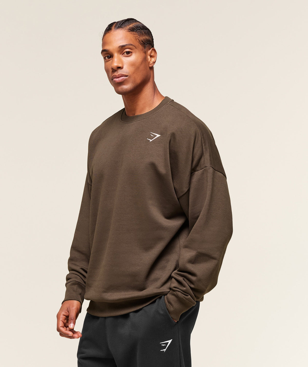 gymshark-crest-oversized-crew-pullovers-brown-aw25