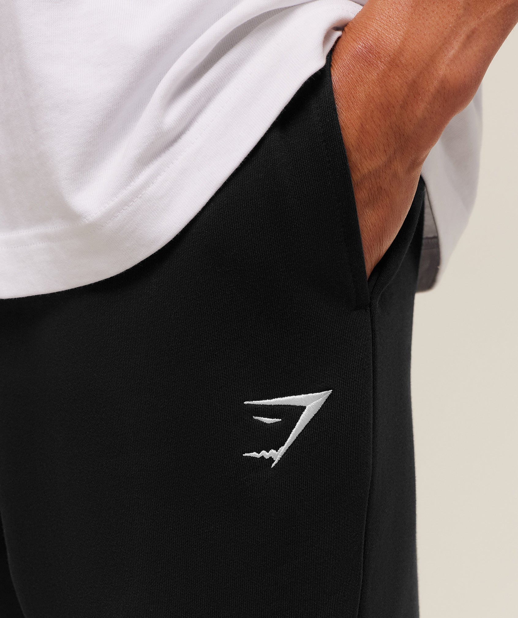gymshark-crest-straight-leg-jogger-tall-pants-black-aw25