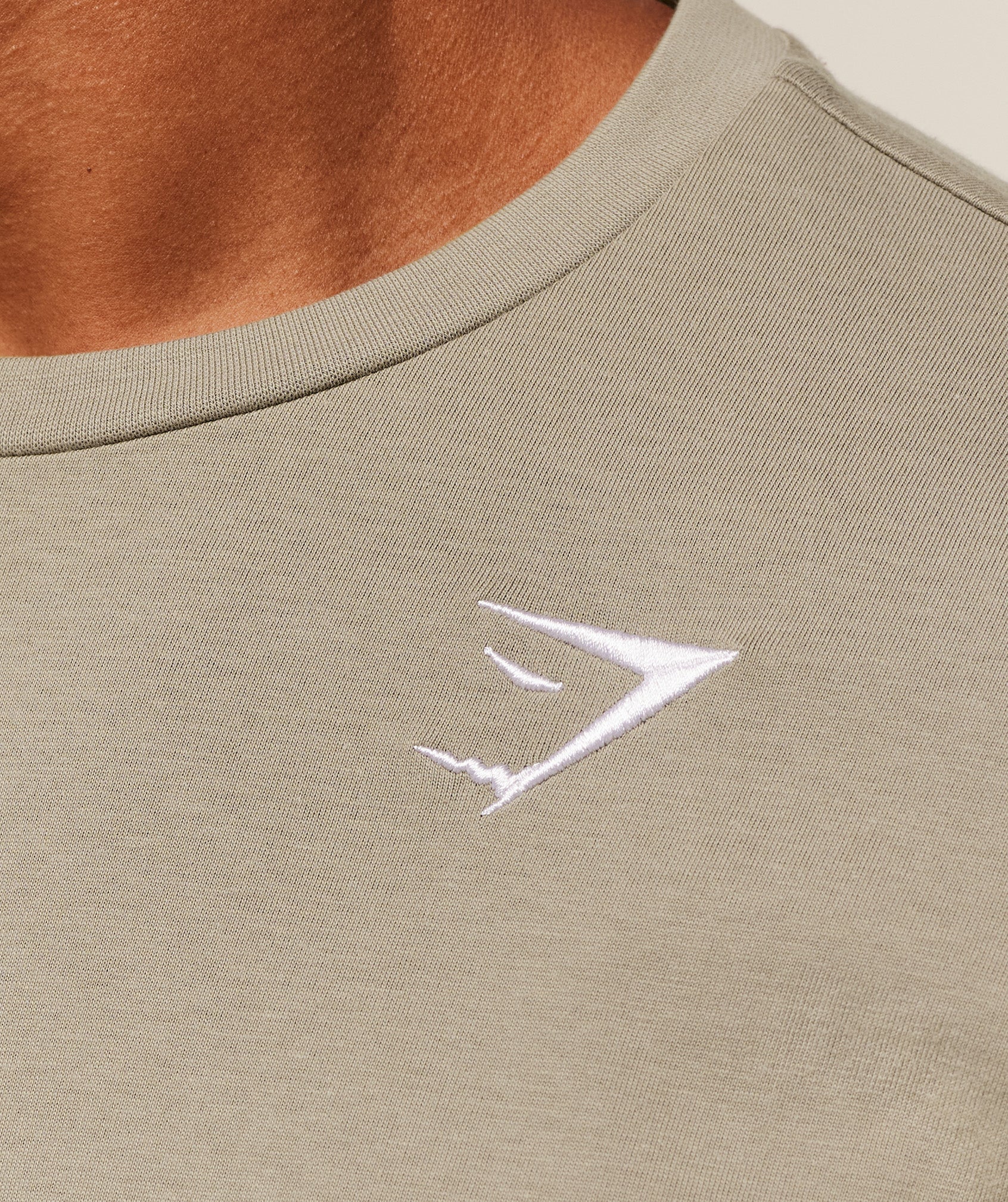 gymshark-crest-t-shirt-ss-tops-brown-aw25-1