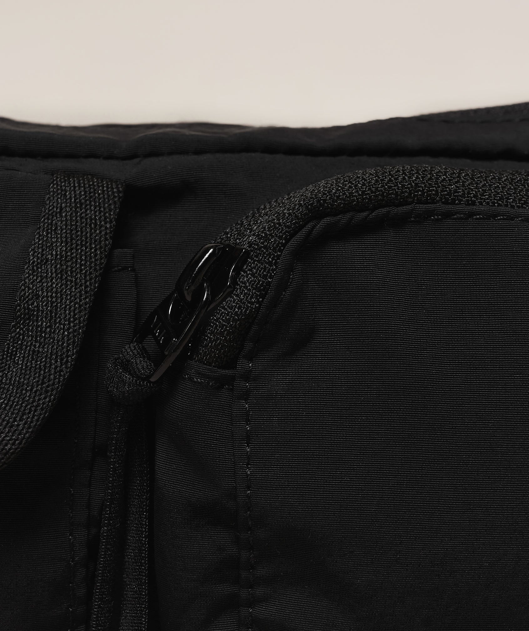 gymshark-pleat-sling-bag-bags-black-ss25