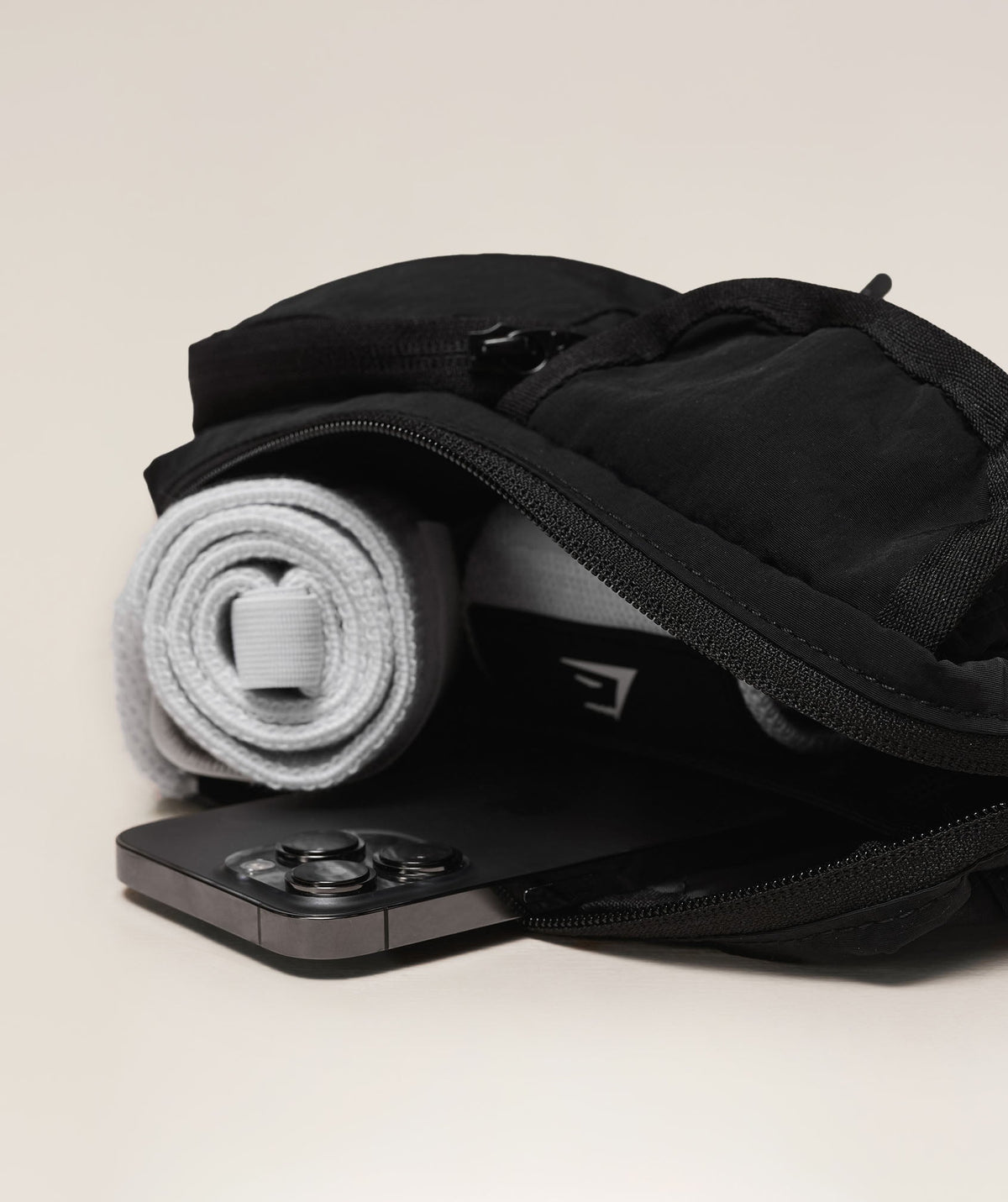 gymshark-pleat-sling-bag-bags-black-ss25