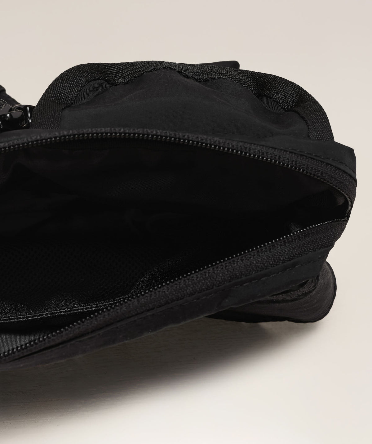 gymshark-pleat-sling-bag-bags-black-ss25