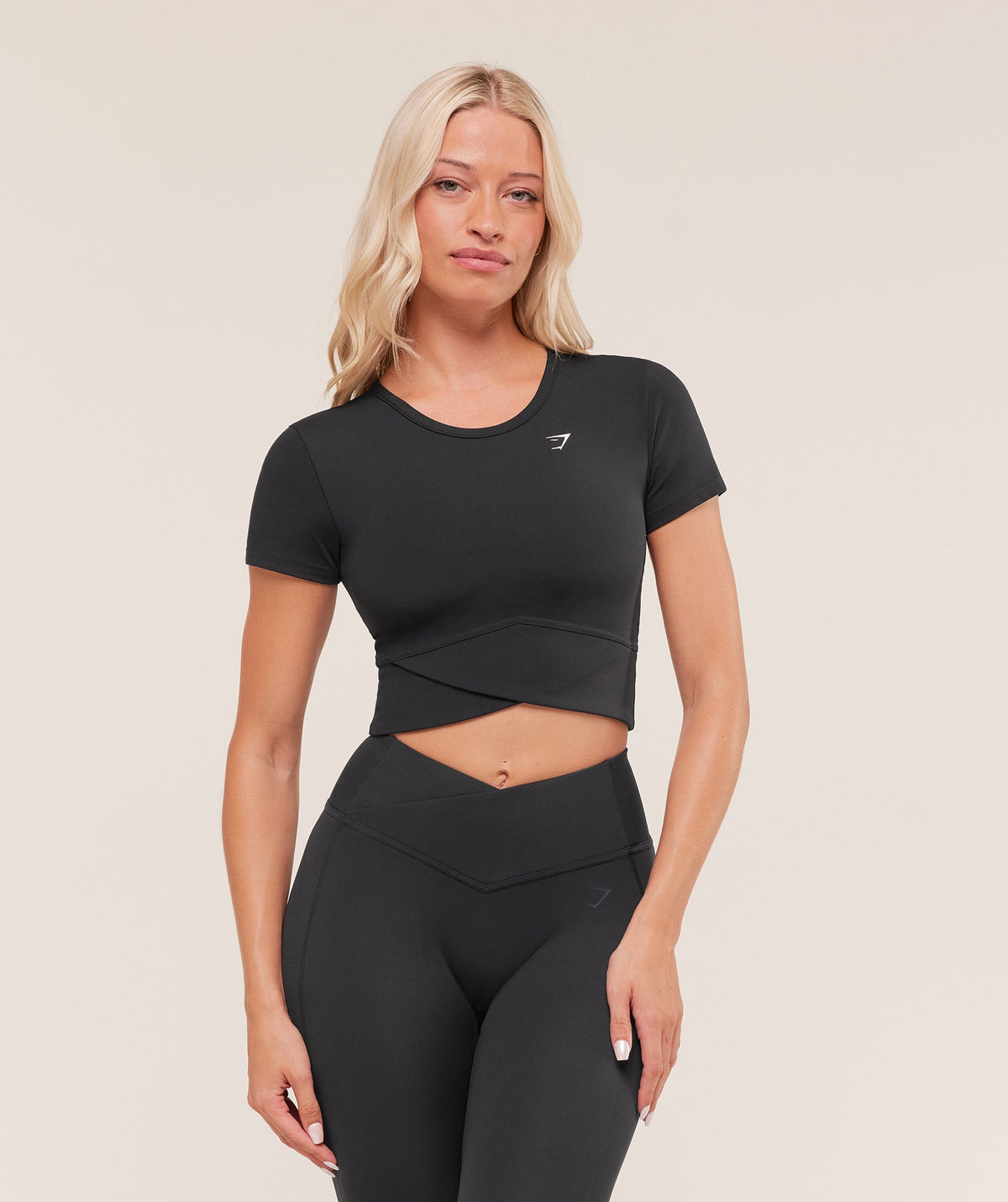 gymshark-crossover-midi-top-with-shelf-crop-tops-black-aw25