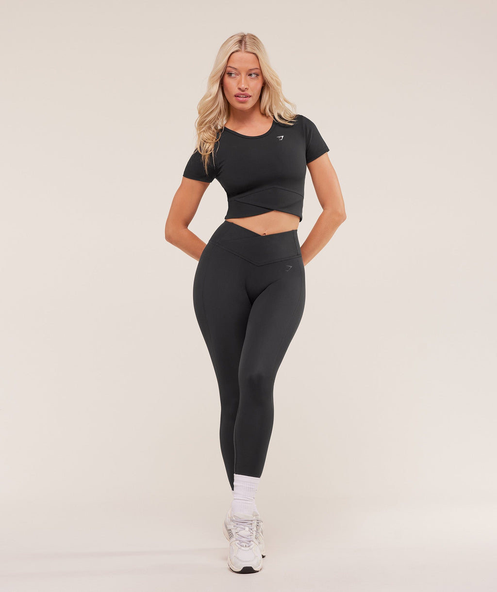 gymshark-crossover-midi-top-with-shelf-crop-tops-black-aw25