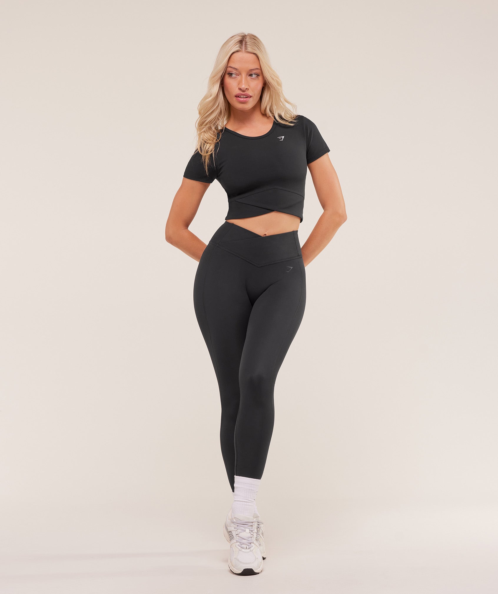 gymshark-crossover-midi-top-with-shelf-crop-tops-black-aw25
