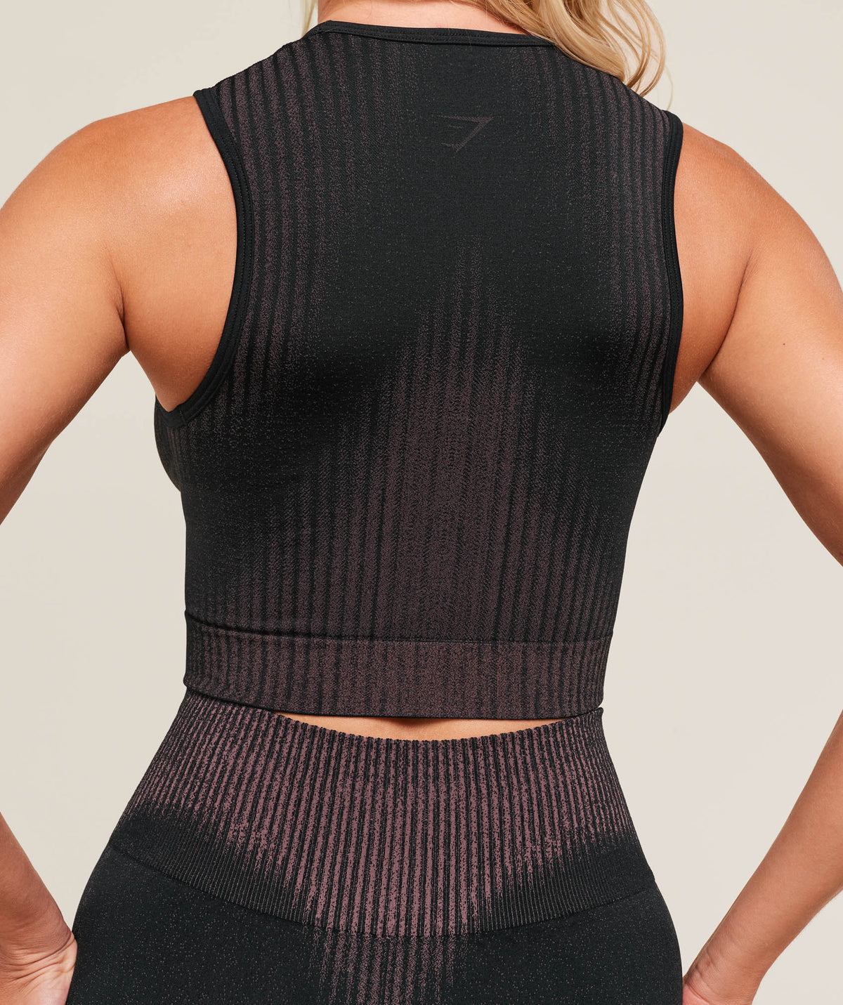 gymshark-diffuse-seamless-cropped-tank-crop-tops-black-ss25