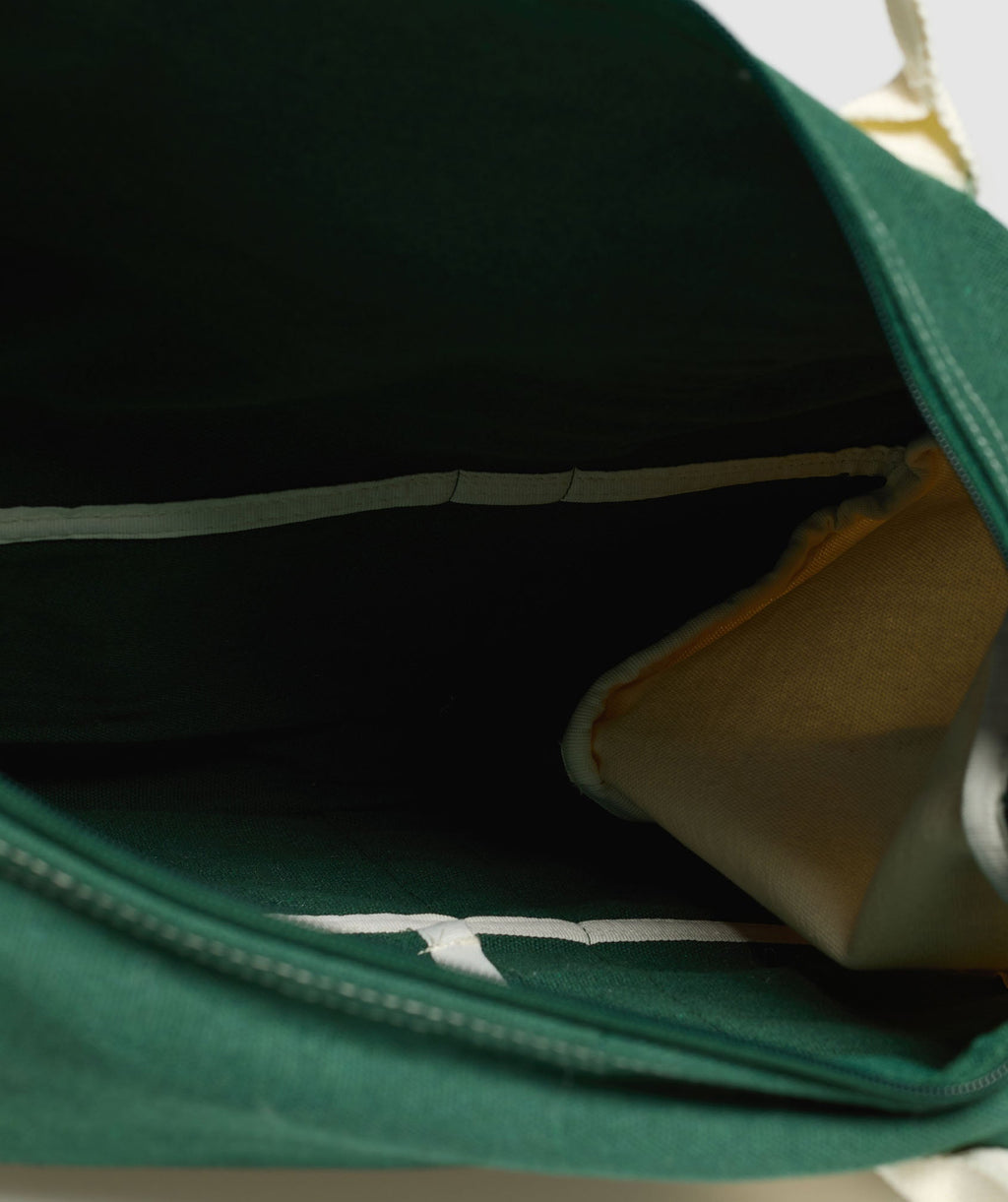 gymshark-collegiate-canvas-duffle-bags-green-ss25