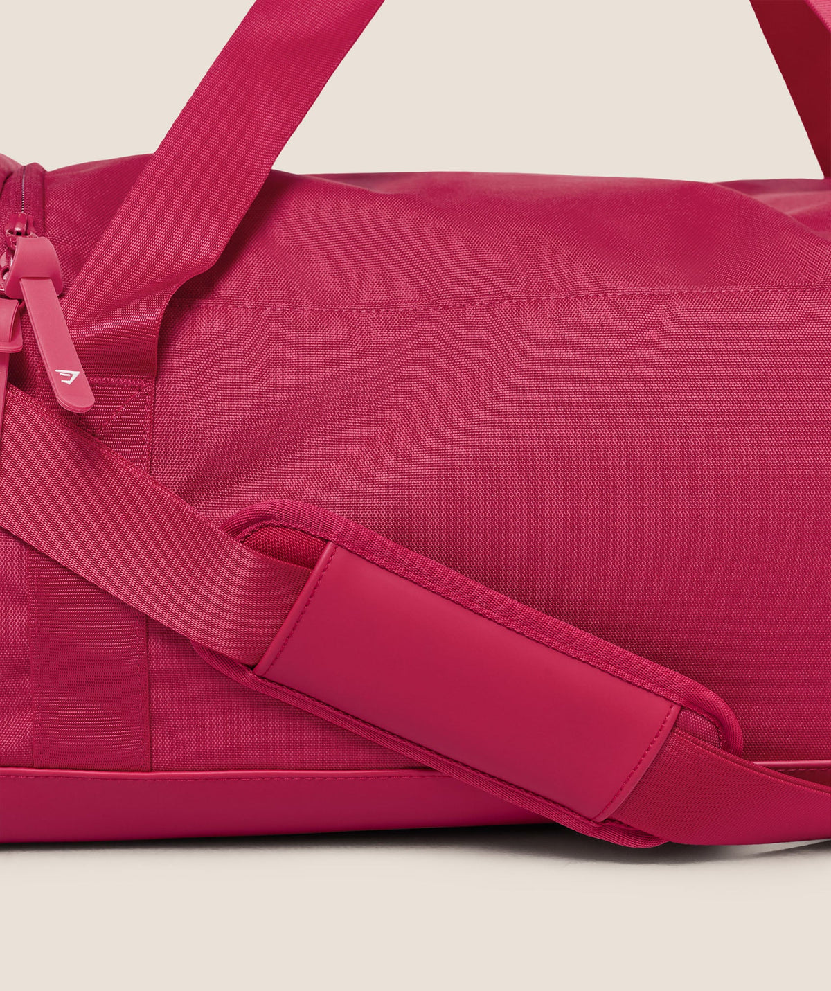 gymshark-everyday-holdall-small-bags-pink-aw25