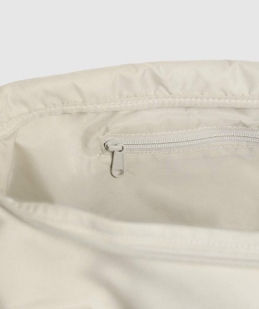 gymshark-everyday-holdall-small-pebble-grey-aw23