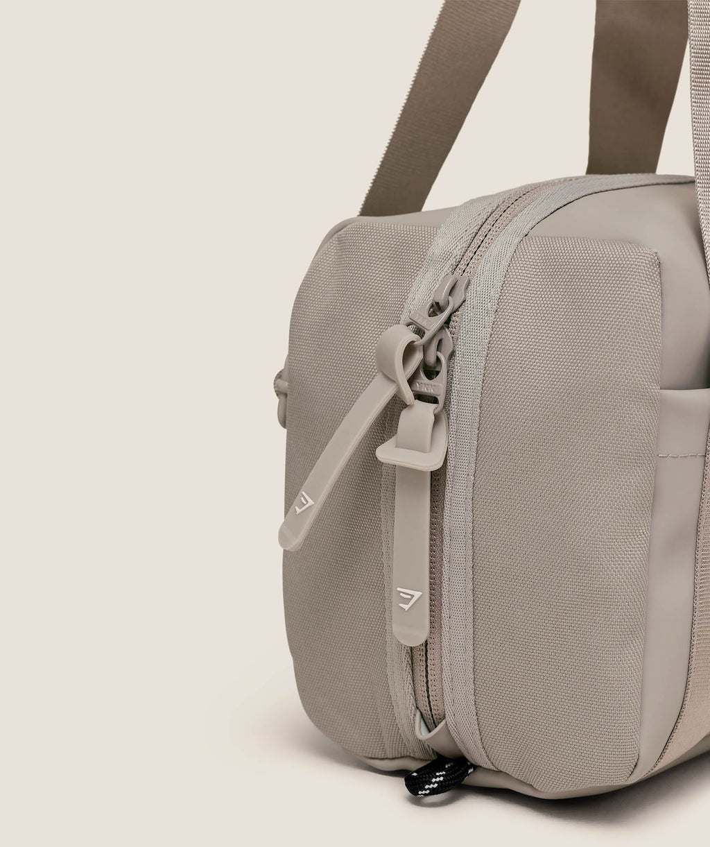 gymshark-everyday-mini-holdall-bags-grey-aw25