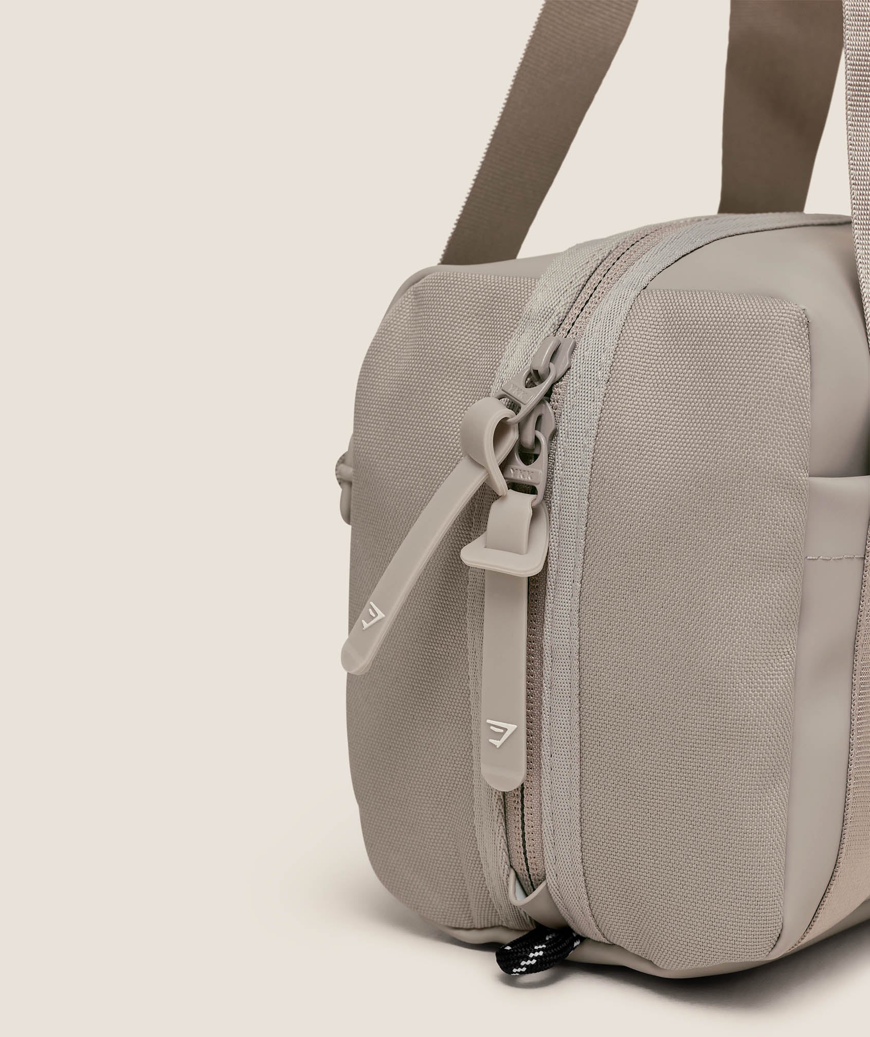 gymshark-everyday-mini-holdall-bags-grey-aw25