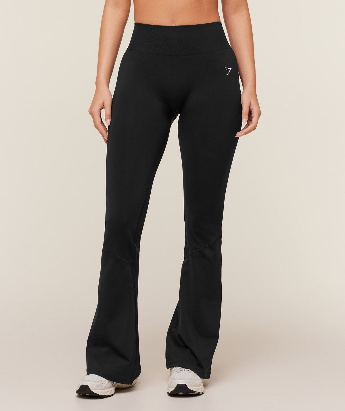 gymshark-everyday-seamless-flared-legging-2-0-leggings-black-ss26