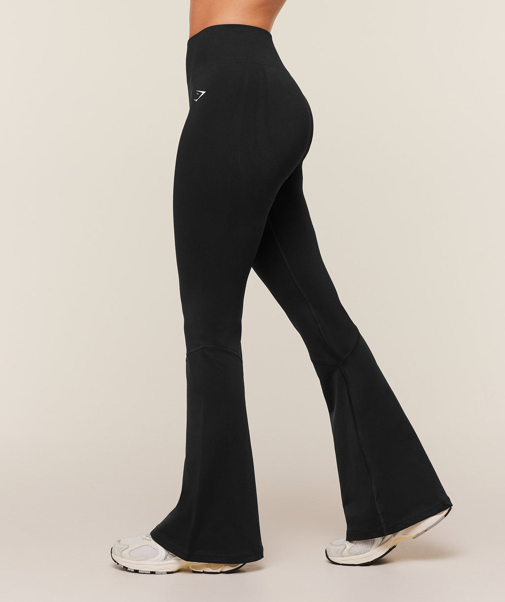 gymshark-everyday-seamless-flared-legging-2-0-leggings-black-ss26