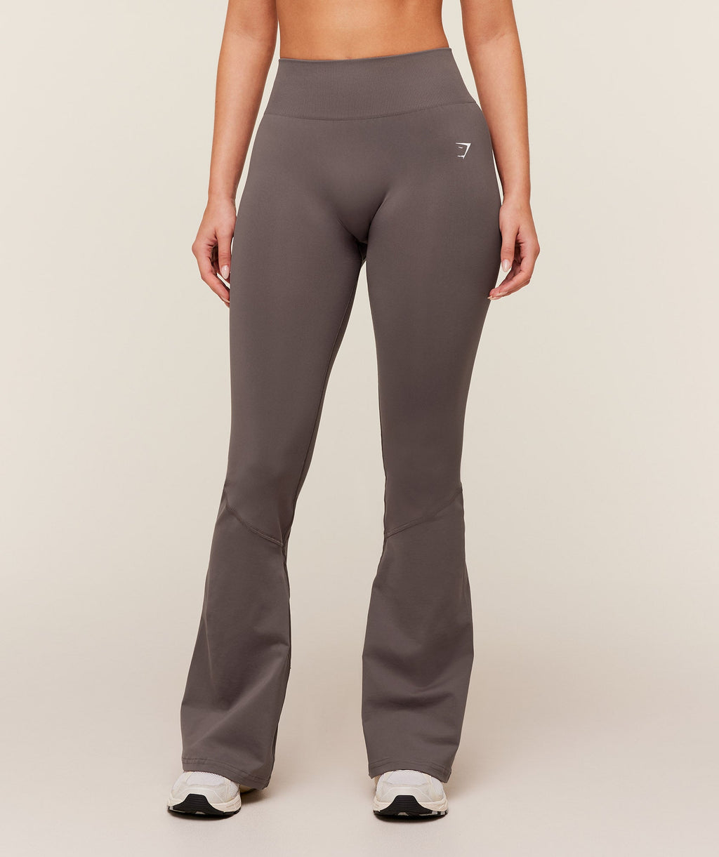gymshark-everyday-seamless-flared-legging-2-0-cool-brown