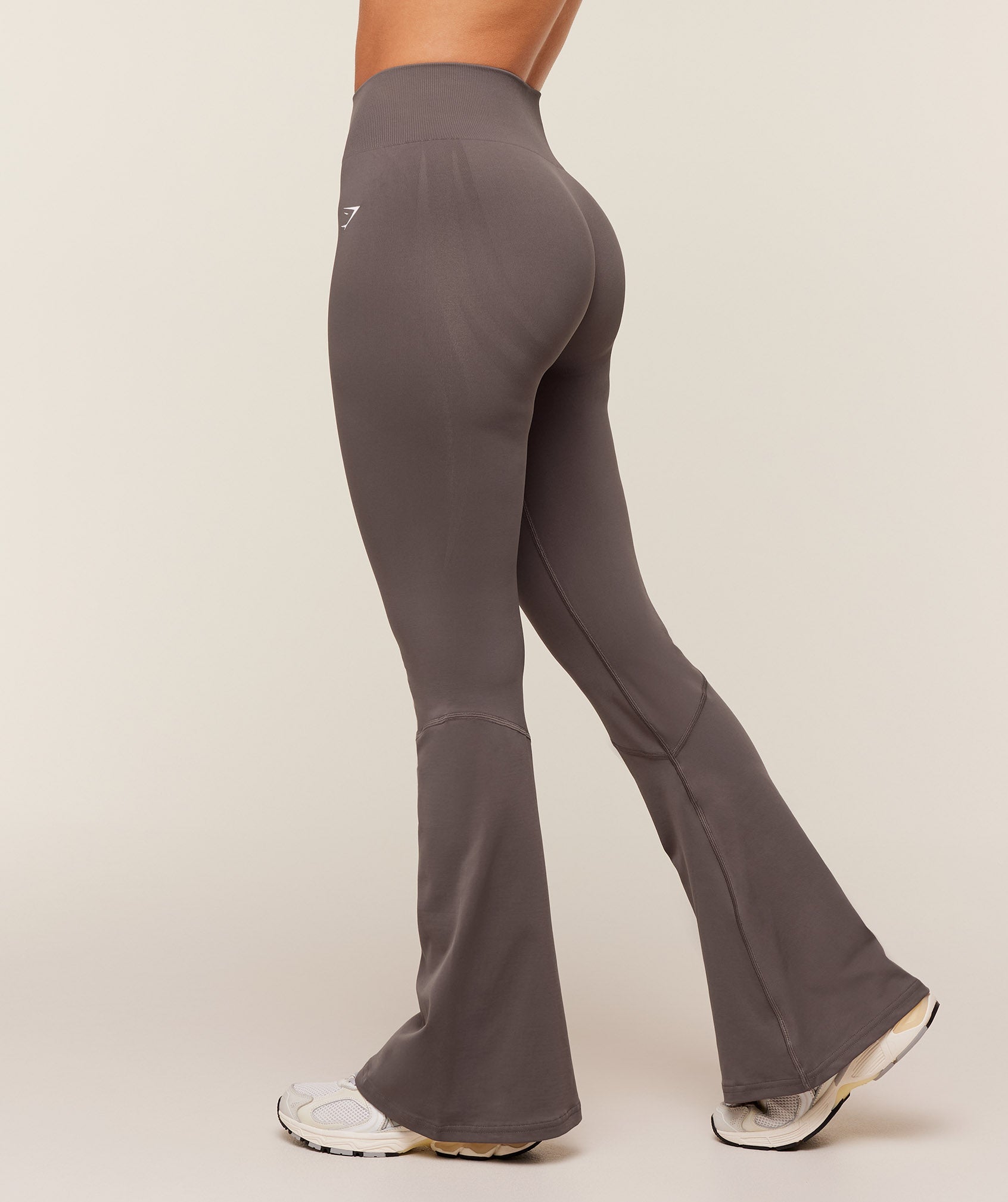 gymshark-everyday-seamless-flared-legging-2-0-cool-brown