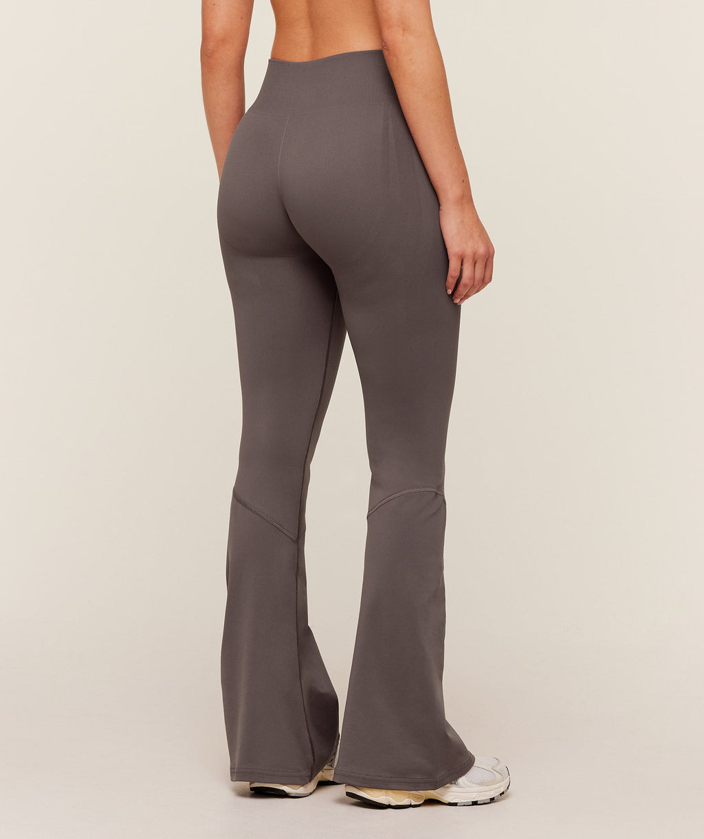 gymshark-everyday-seamless-flared-legging-2-0-cool-brown