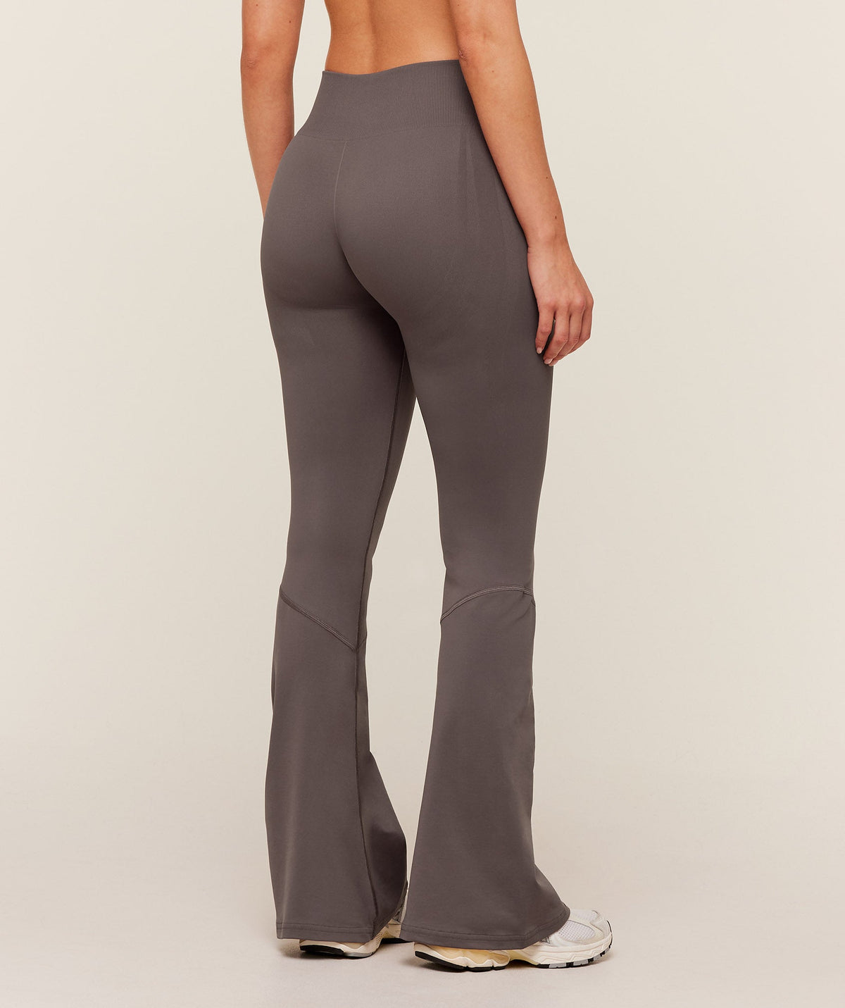 gymshark-everyday-seamless-flared-legging-2-0-cool-brown