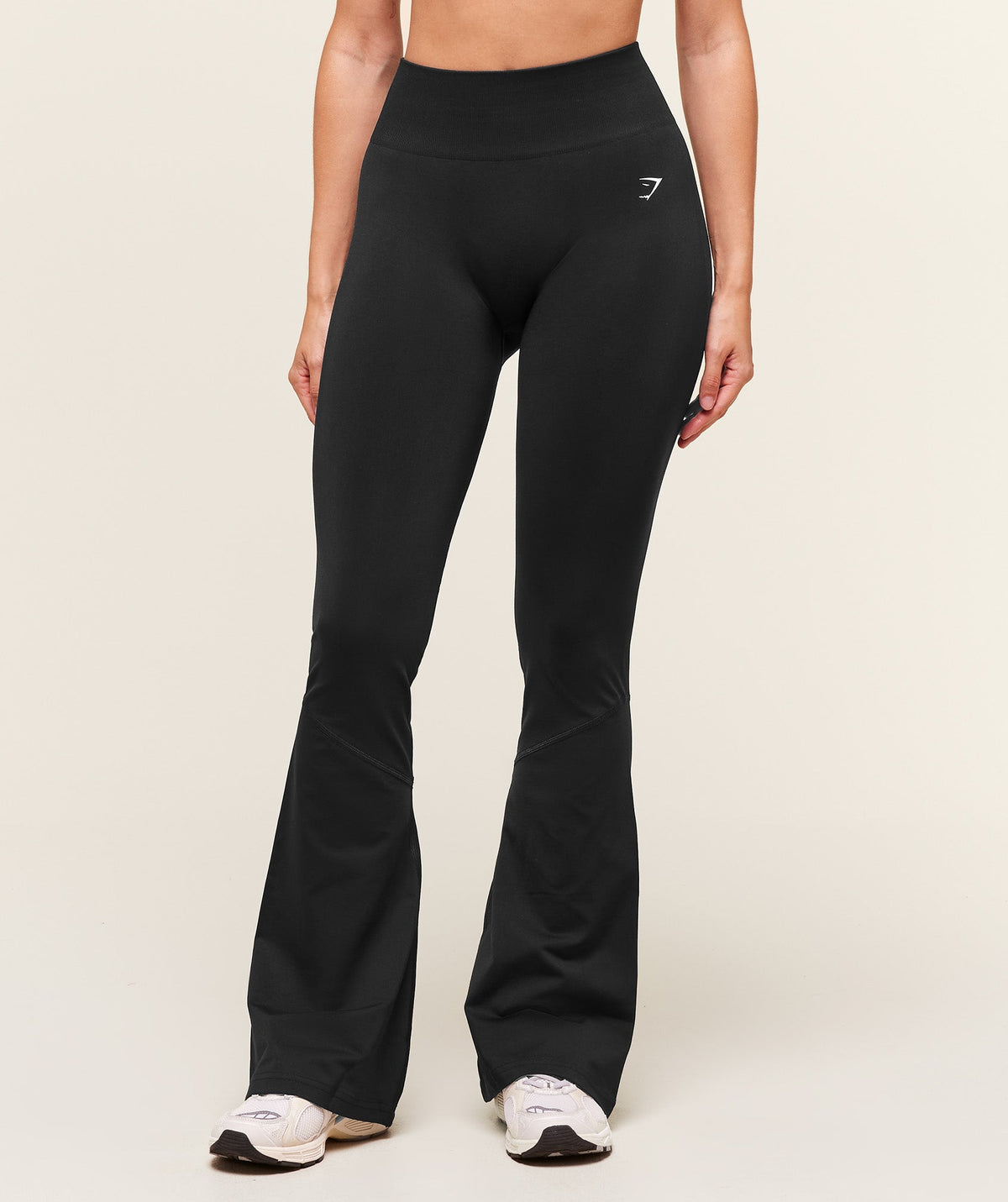 gymshark-everyday-seamless-flared-legging-leggings-black-aw25