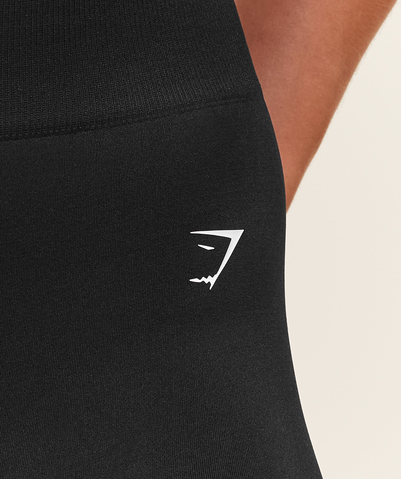 gymshark-everyday-seamless-flared-legging-leggings-black-aw25