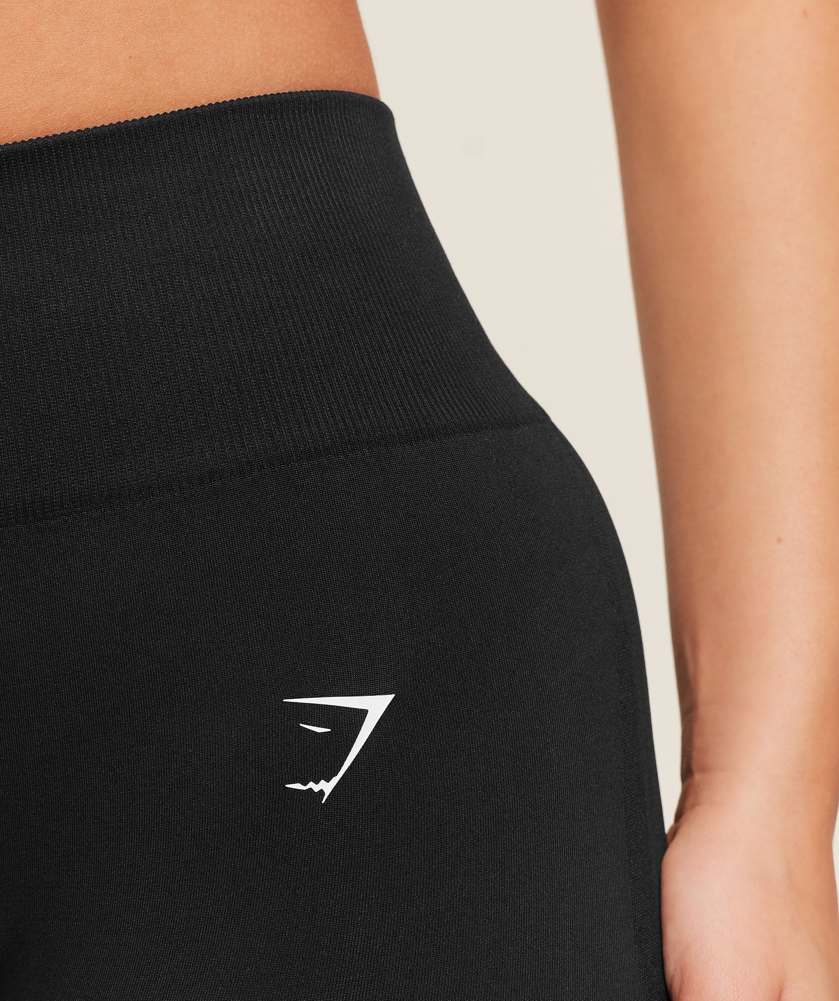 gymshark-everyday-seamless-shorts-2-0-shorts-black-ss26